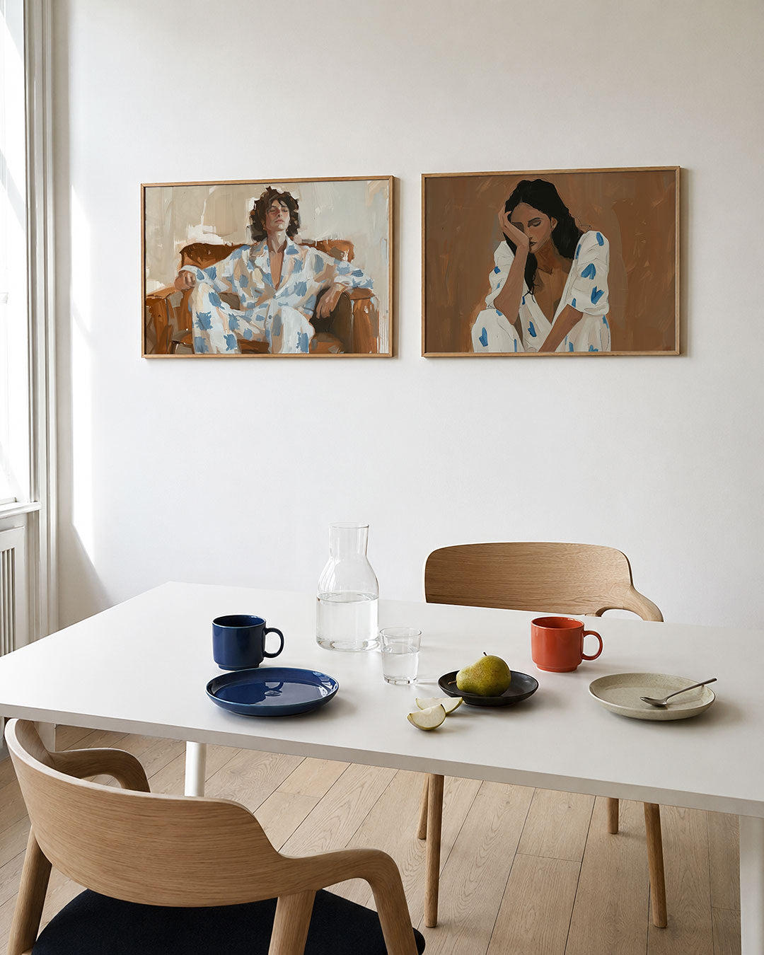 Twee liggende posters met een ontspannen figuur in een stoel, aan de muur in een interieur