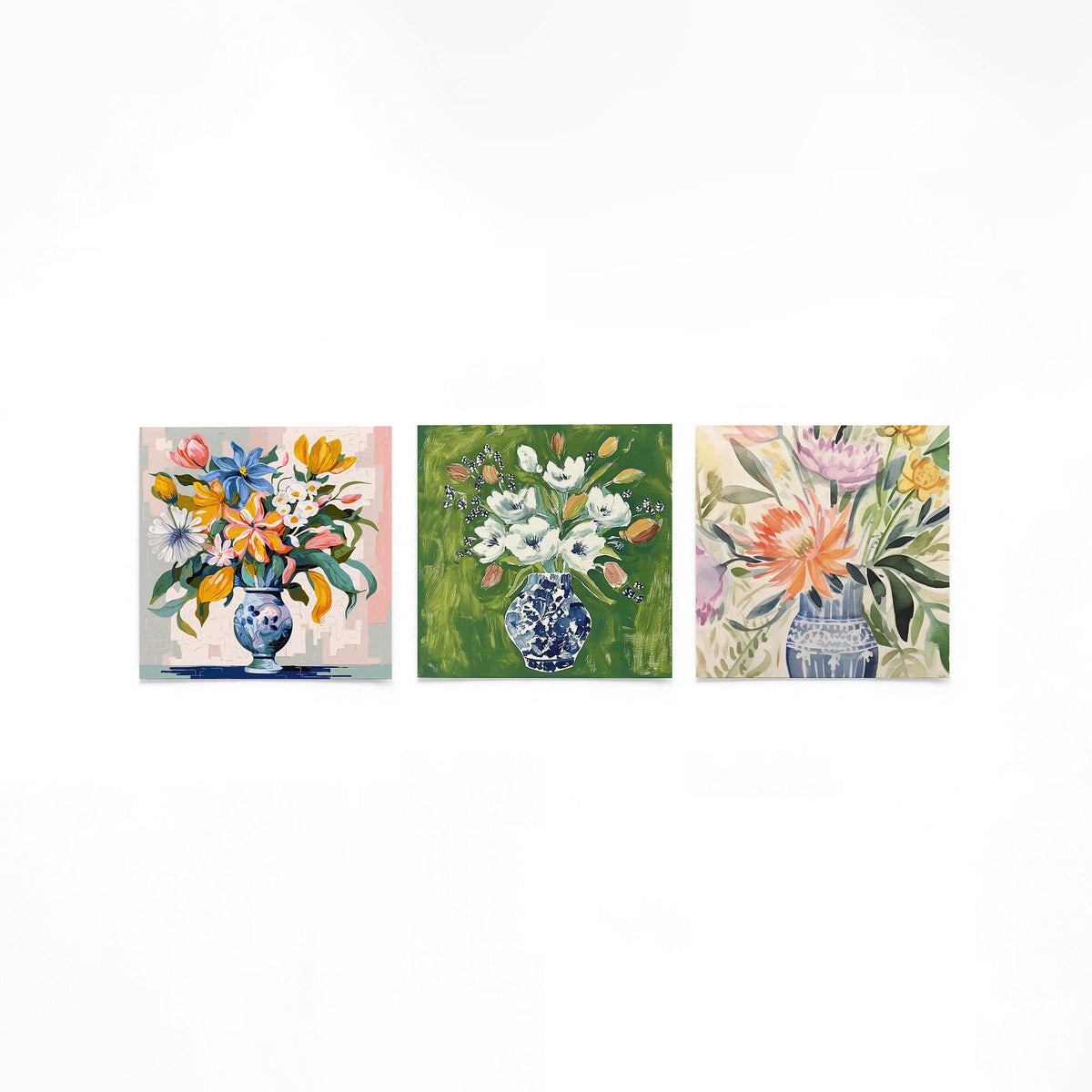 Drie vierkante posters met bloemen in vazen op een gebroken witte achtergrond