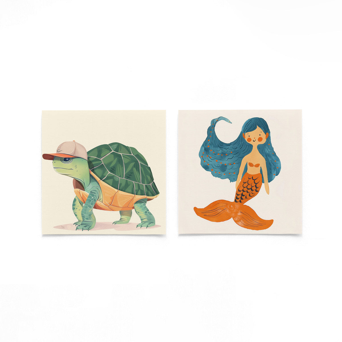Twee vierkante posters met schildpad en zeemeermin op een gebroken witte achtergrond