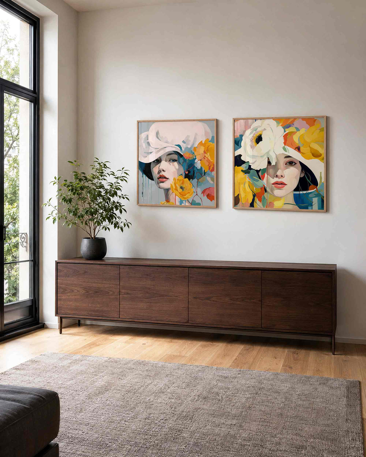 Interieurpresentatie van een tweedelige vierkante posterset met bloemenportretten