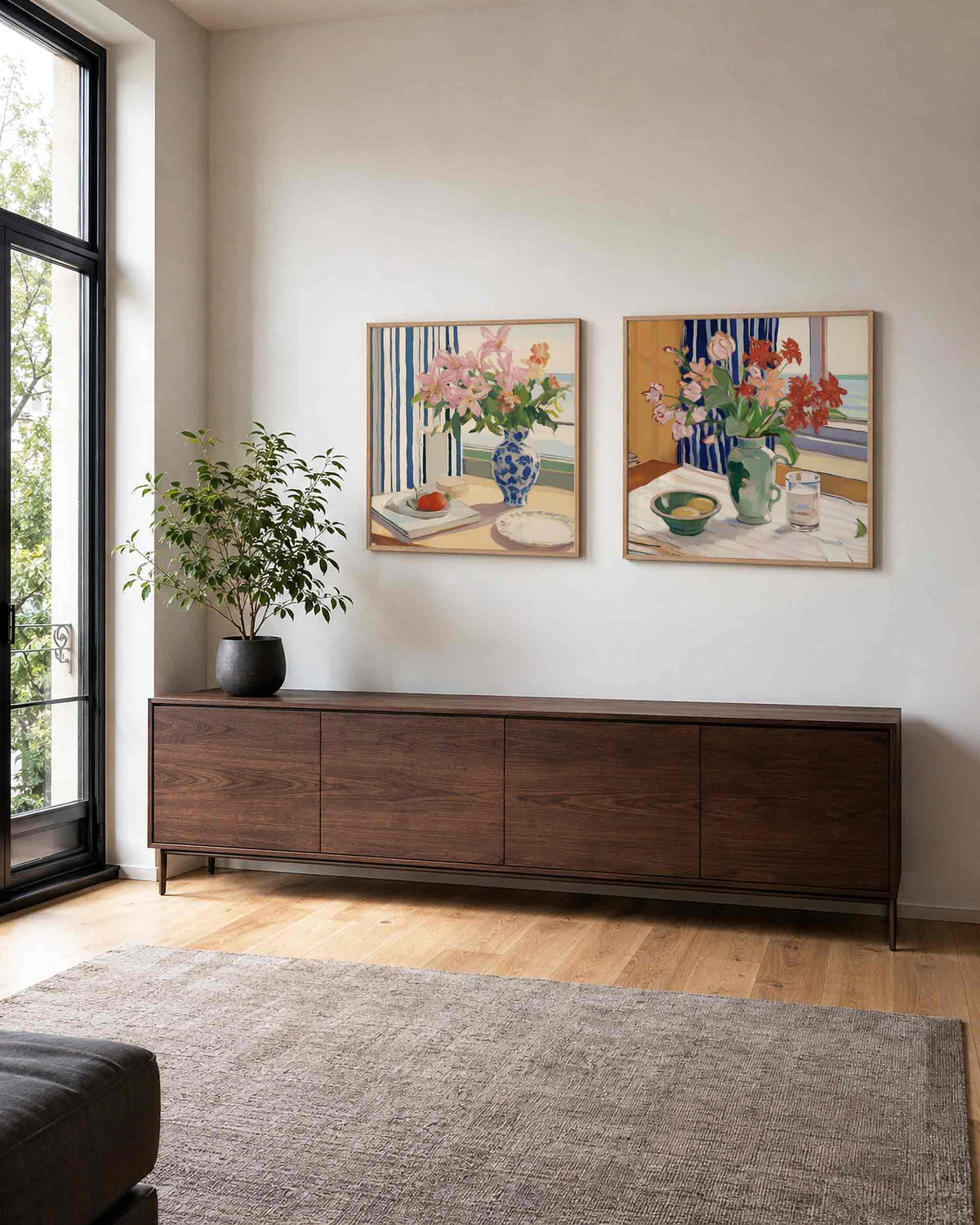 Interieurpresentatie van een tweedelige vierkante posterset met bloemen in gestreepte vazen