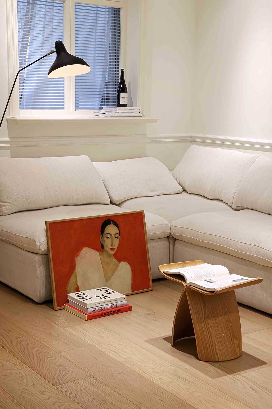 Vrouw met rode achtergrond Poster