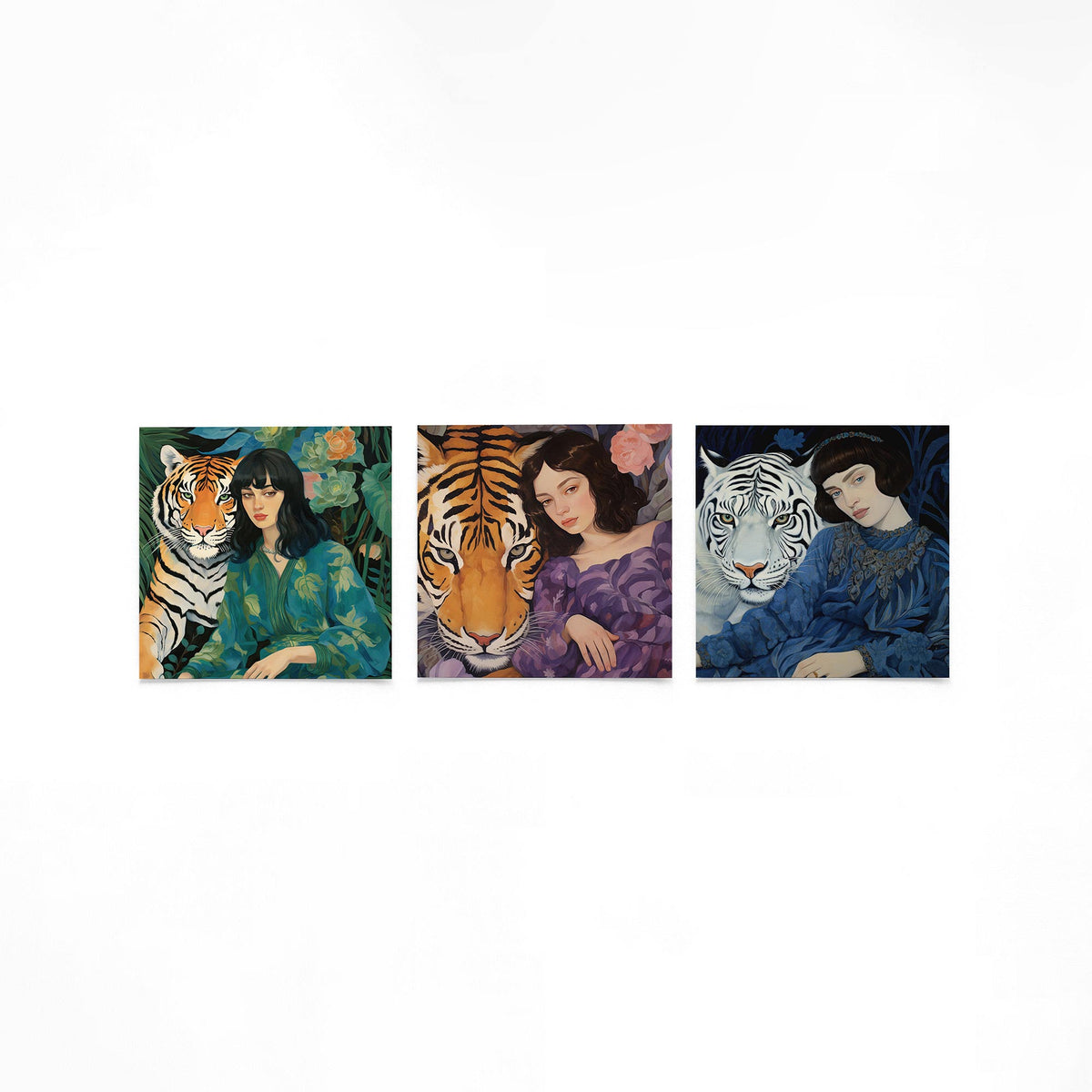 Drie vierkante posters met vrouwen met tijgers op een gebroken witte achtergrond