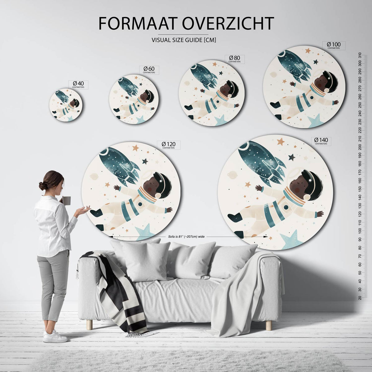 Astronaut en raket Muurcirkel – extra productweergave – Een kind in een ruimtepak zweeft naast een raket, omringd door