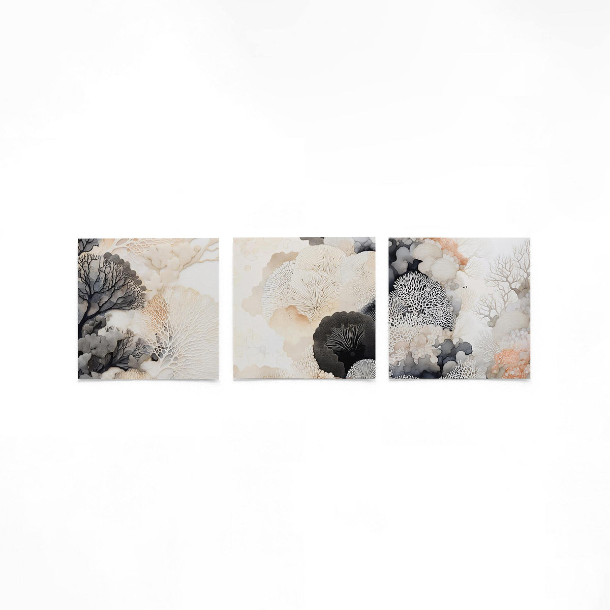 Drie vierkante posters met abstracte koraalstructuren op een gebroken witte achtergrond