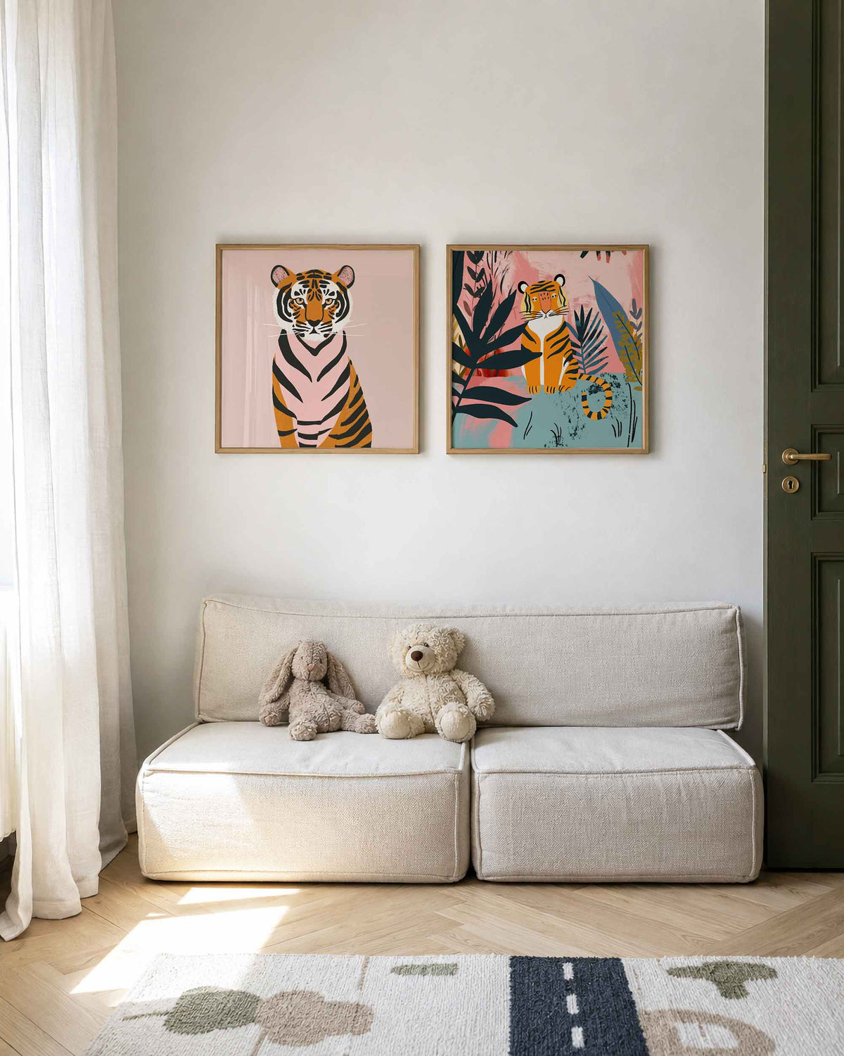 Interieurpresentatie van een tweedelige vierkante posterset met tijgers in roze tinten