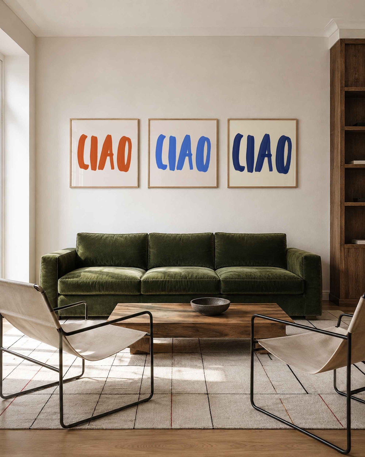 Interieurpresentatie van een driedelige vierkante posterset met ciao kleurtypografie