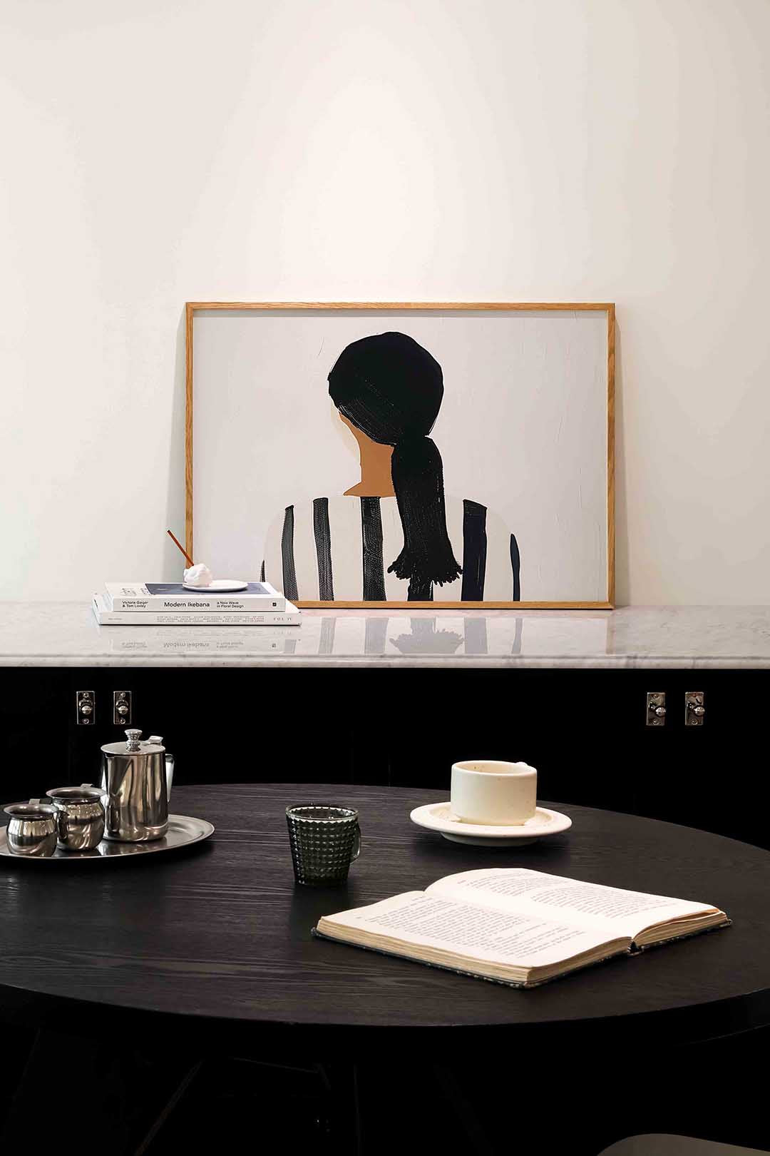 Vrouw met gestreepte trui Poster