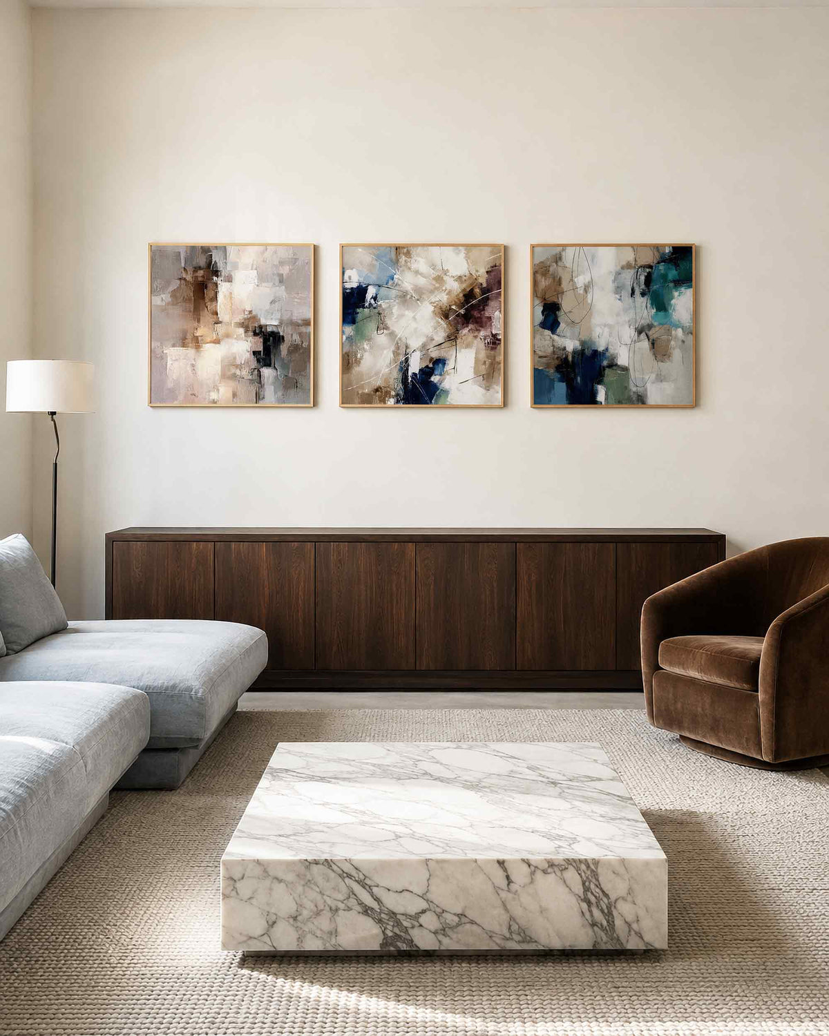 Interieurpresentatie van een driedelige vierkante posterset met abstracte vlakken