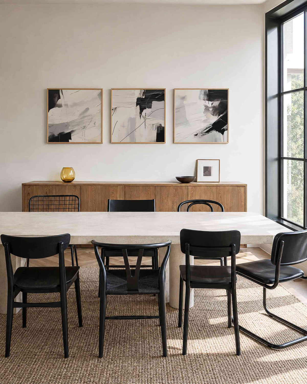 Interieurpresentatie van een driedelige vierkante posterset met zwart wit abstract