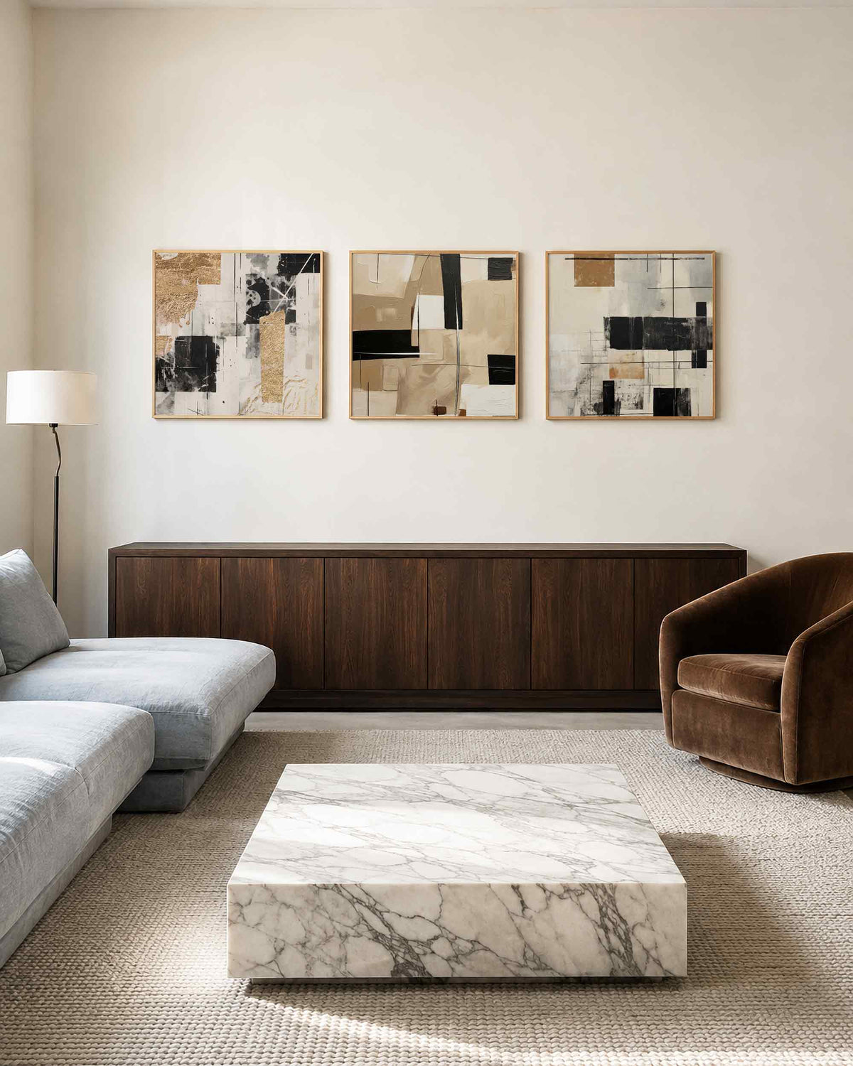 Interieurpresentatie van een driedelige vierkante posterset met abstracte zwart beige