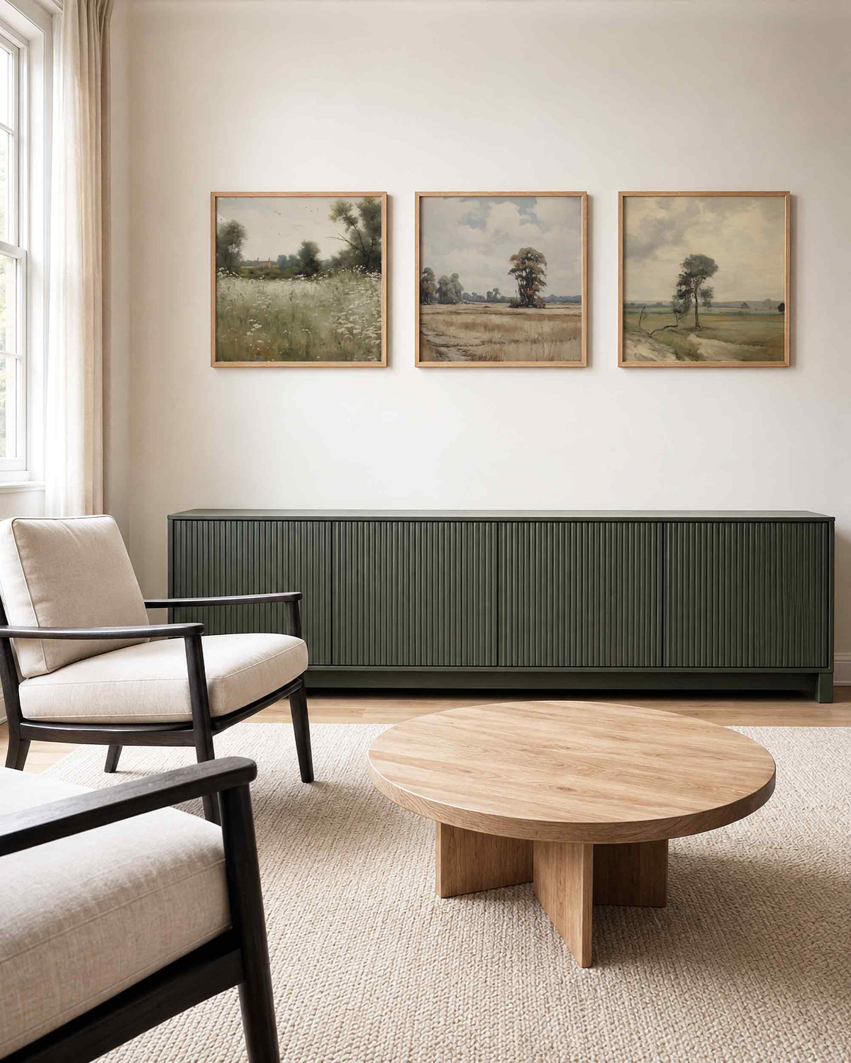Interieurpresentatie van een driedelige vierkante posterset met rustieke landschappen