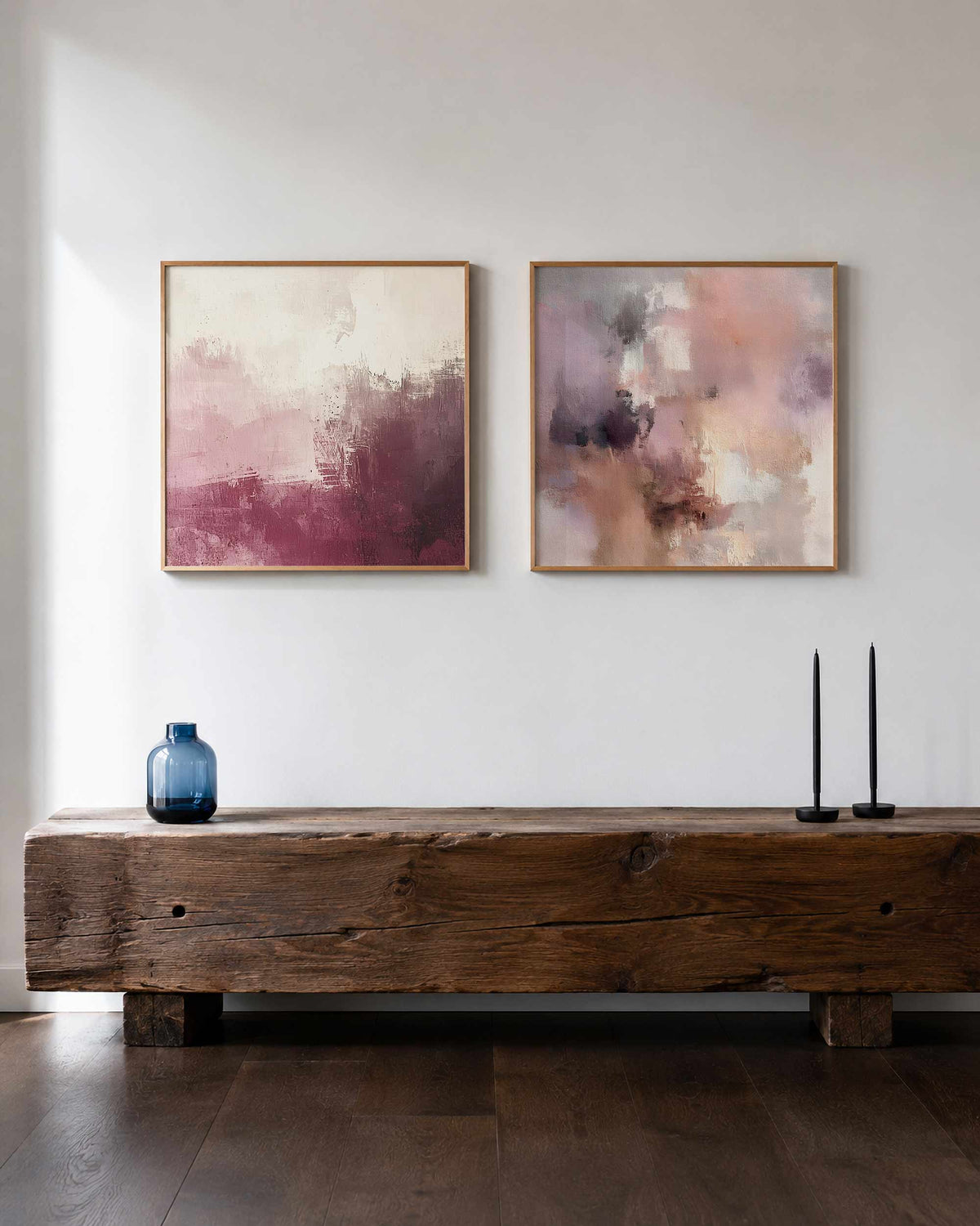 Interieurpresentatie van een tweedelige vierkante posterset met roze textuur