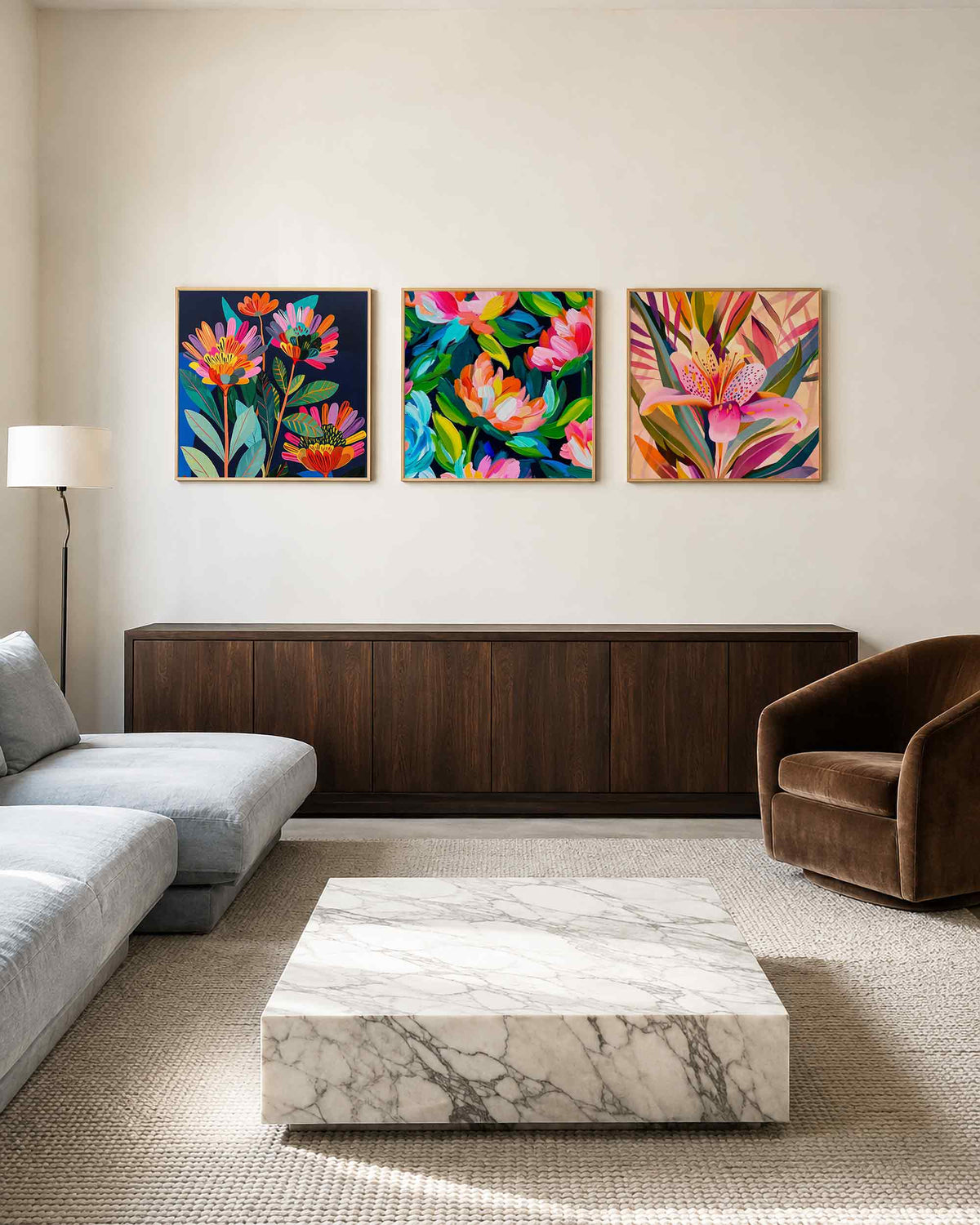 Interieurpresentatie van een driedelige vierkante posterset met kleurrijke bloemen