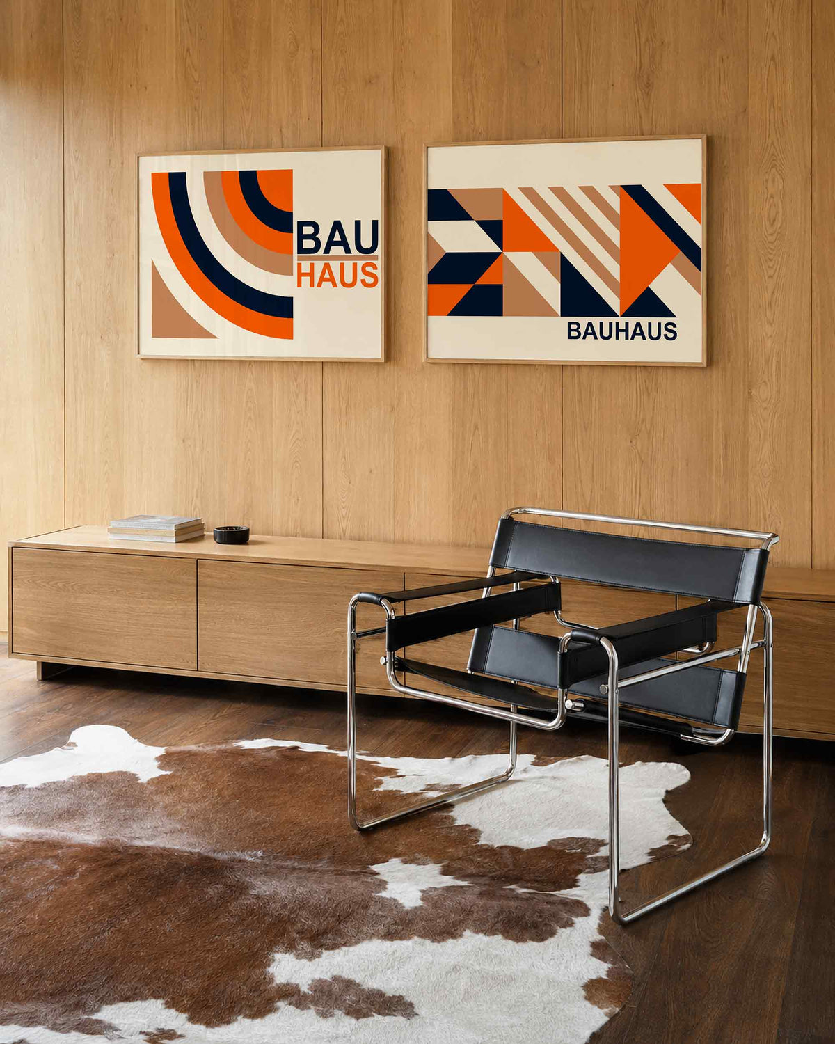 Interieurmockup van tweedelige landscape-posterset met oranje bogen en diagonalen