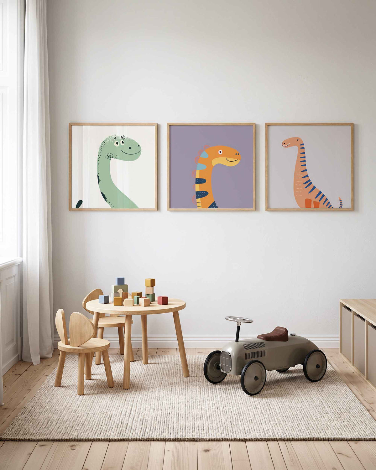 Interieurpresentatie van een driedelige vierkante posterset met vrolijke dinosaurus