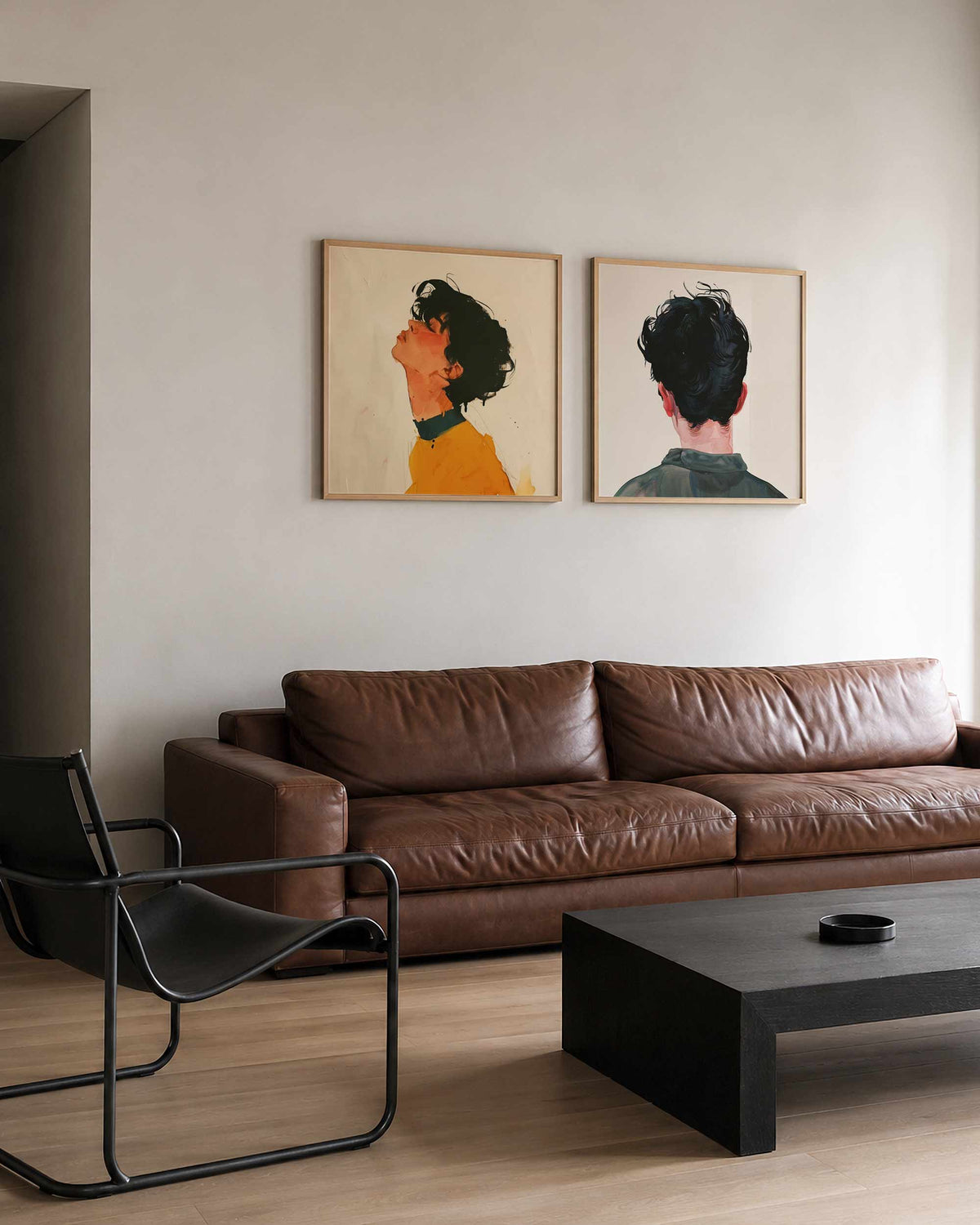 Interieurpresentatie van een tweedelige vierkante posterset met portretten van jongeren
