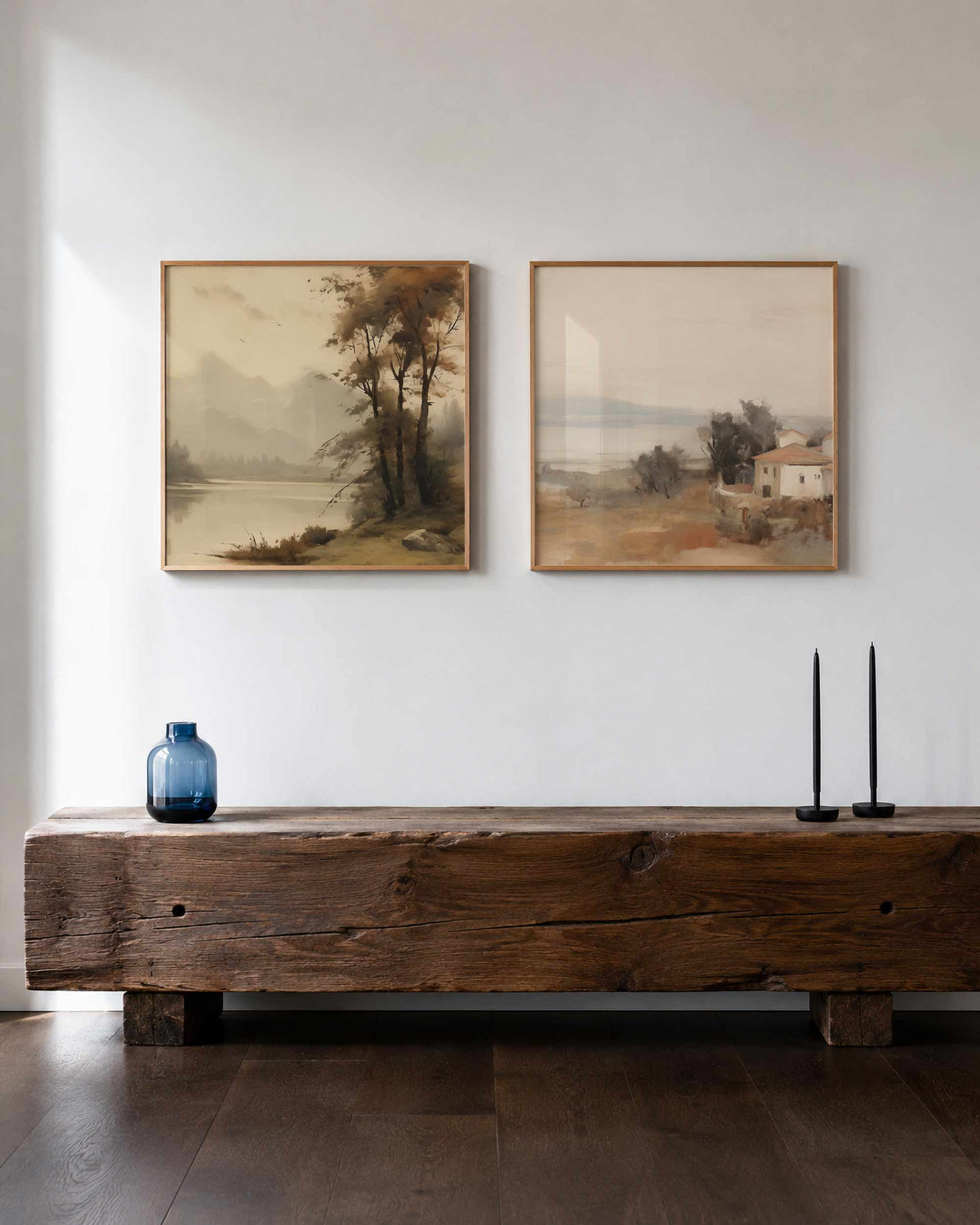 Interieurpresentatie van een tweedelige vierkante posterset met bergmeer en kustdorp