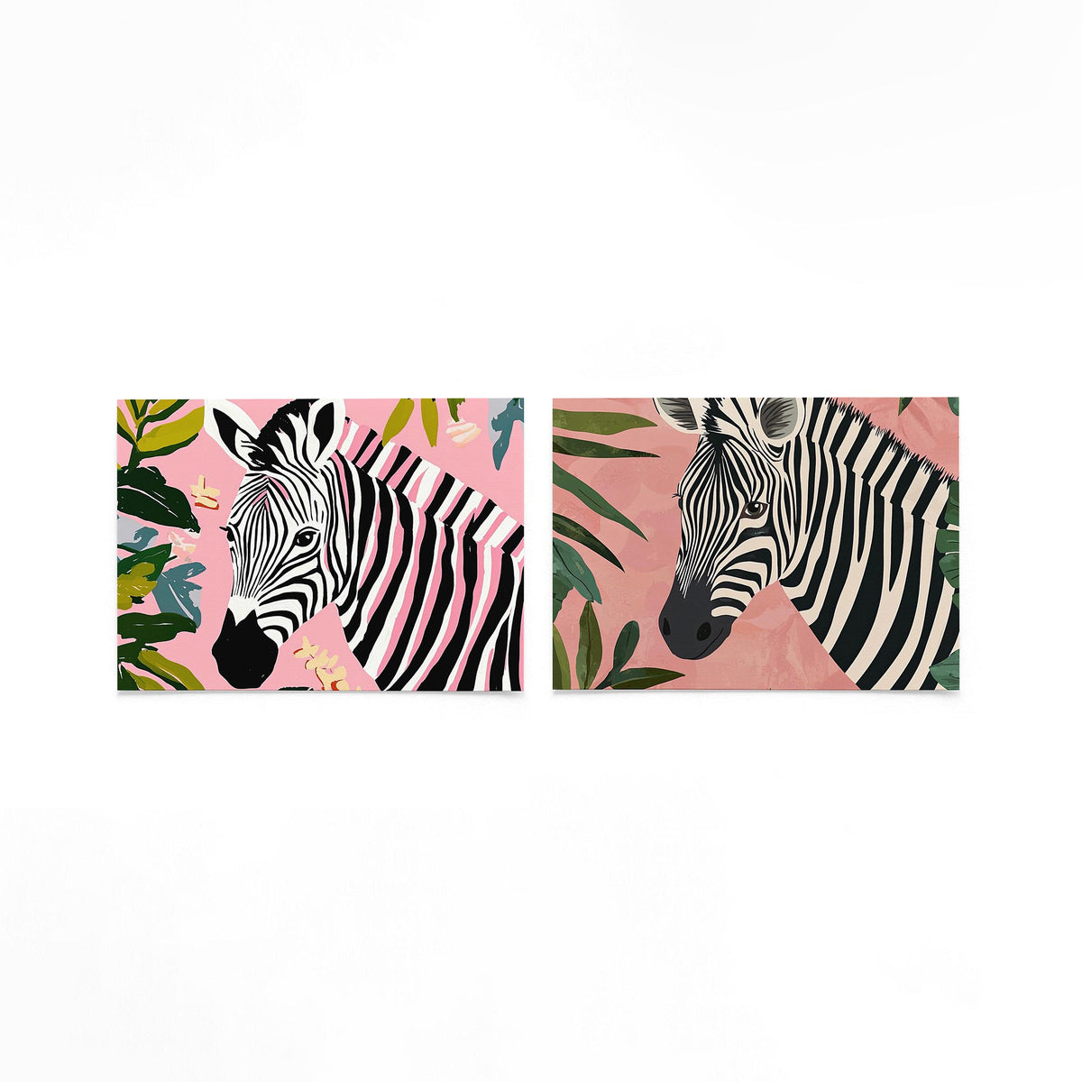 Twee liggende posters met een zebra met zwart-witte strepen op een roze achtergrond op een gebroken witte achtergrond