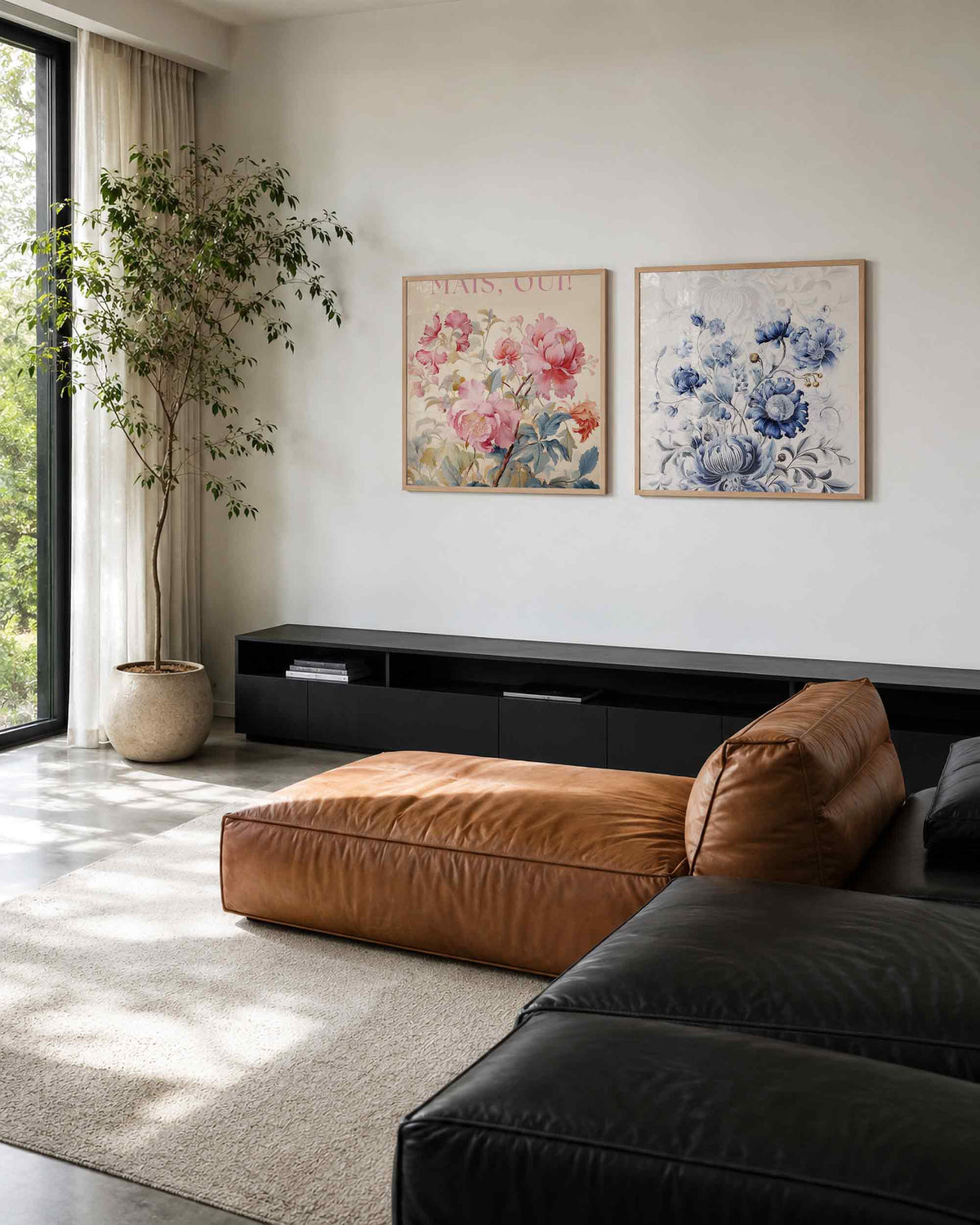 Interieurpresentatie van een tweedelige vierkante posterset met bloemen in roze en blauw