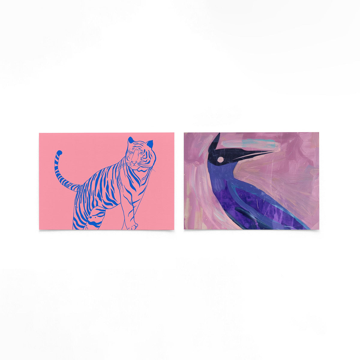 Twee liggende posters met een levendige tijger in blauw op een gebroken witte achtergrond