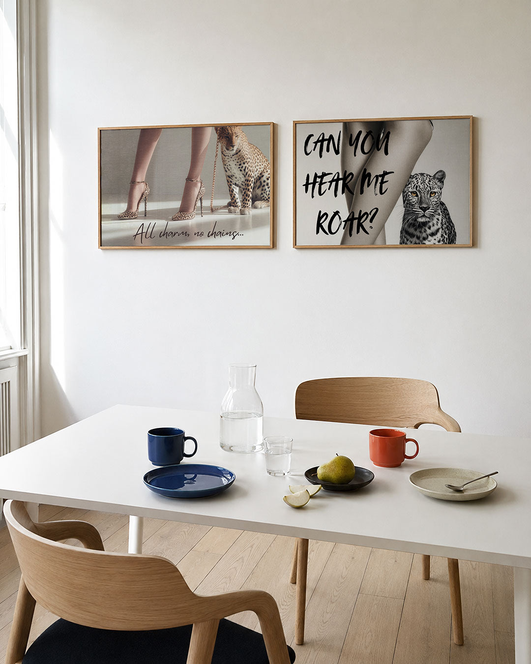 Twee liggende posters met een paar benen in elegante hoge hakken met luipaardprint naast, aan de muur in een interieur