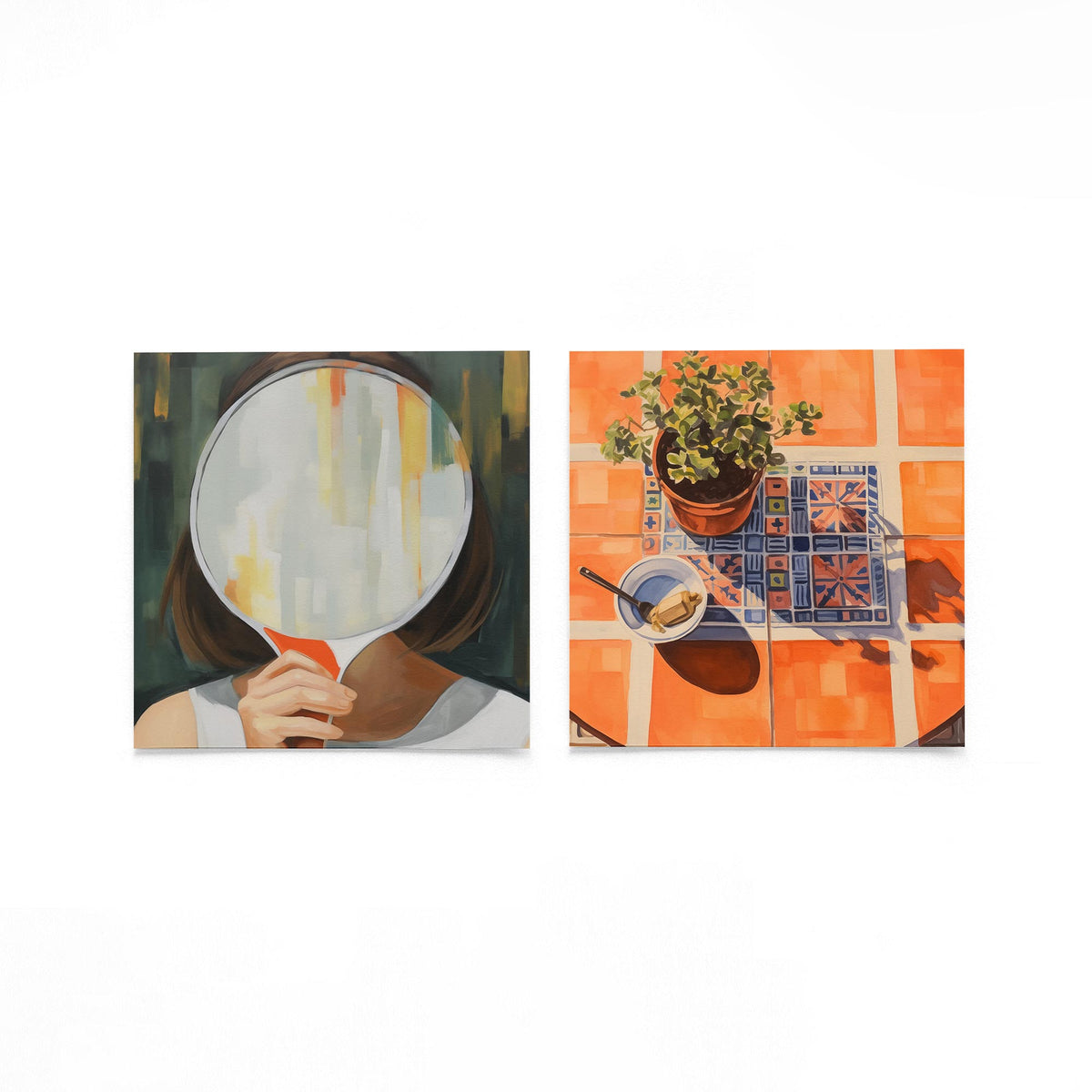 Twee vierkante posters met portret en plant op een gebroken witte achtergrond