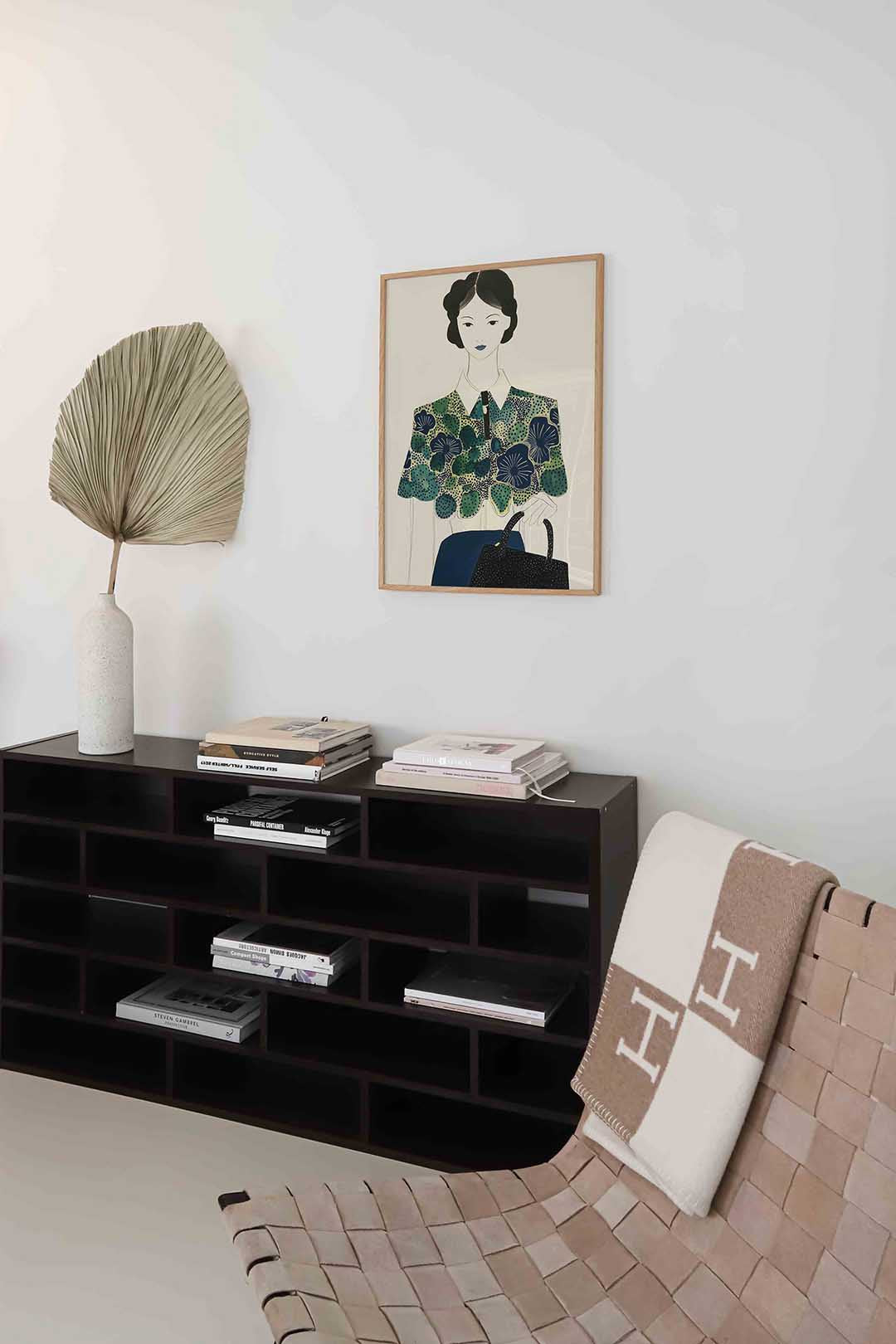 Vrouw met bloemenblouse Poster