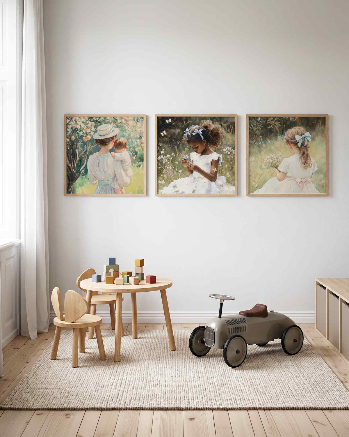 Interieurpresentatie van een driedelige vierkante posterset met meisjes in de bloementuin