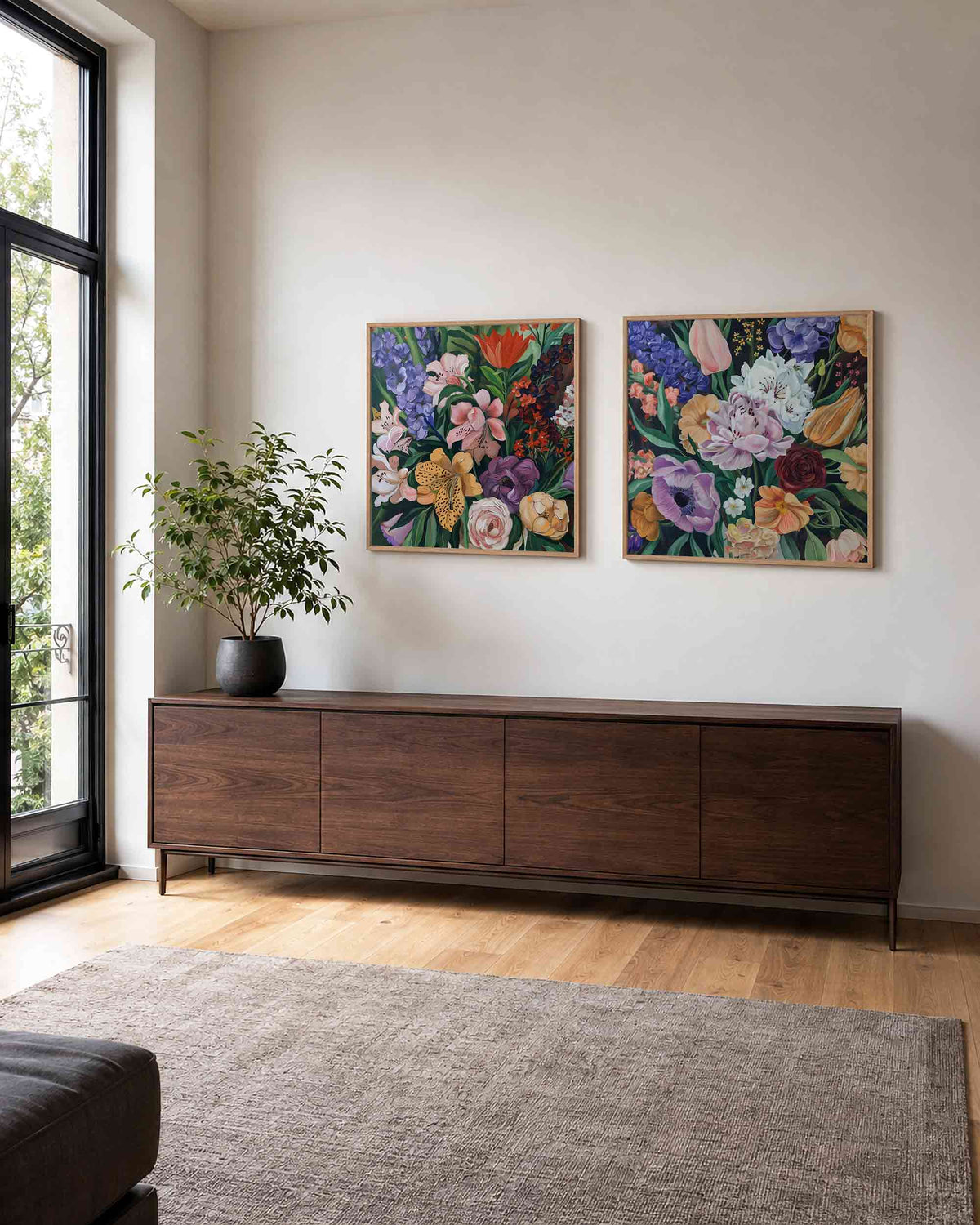 Interieurpresentatie van een tweedelige vierkante posterset met kleurrijke bloemen