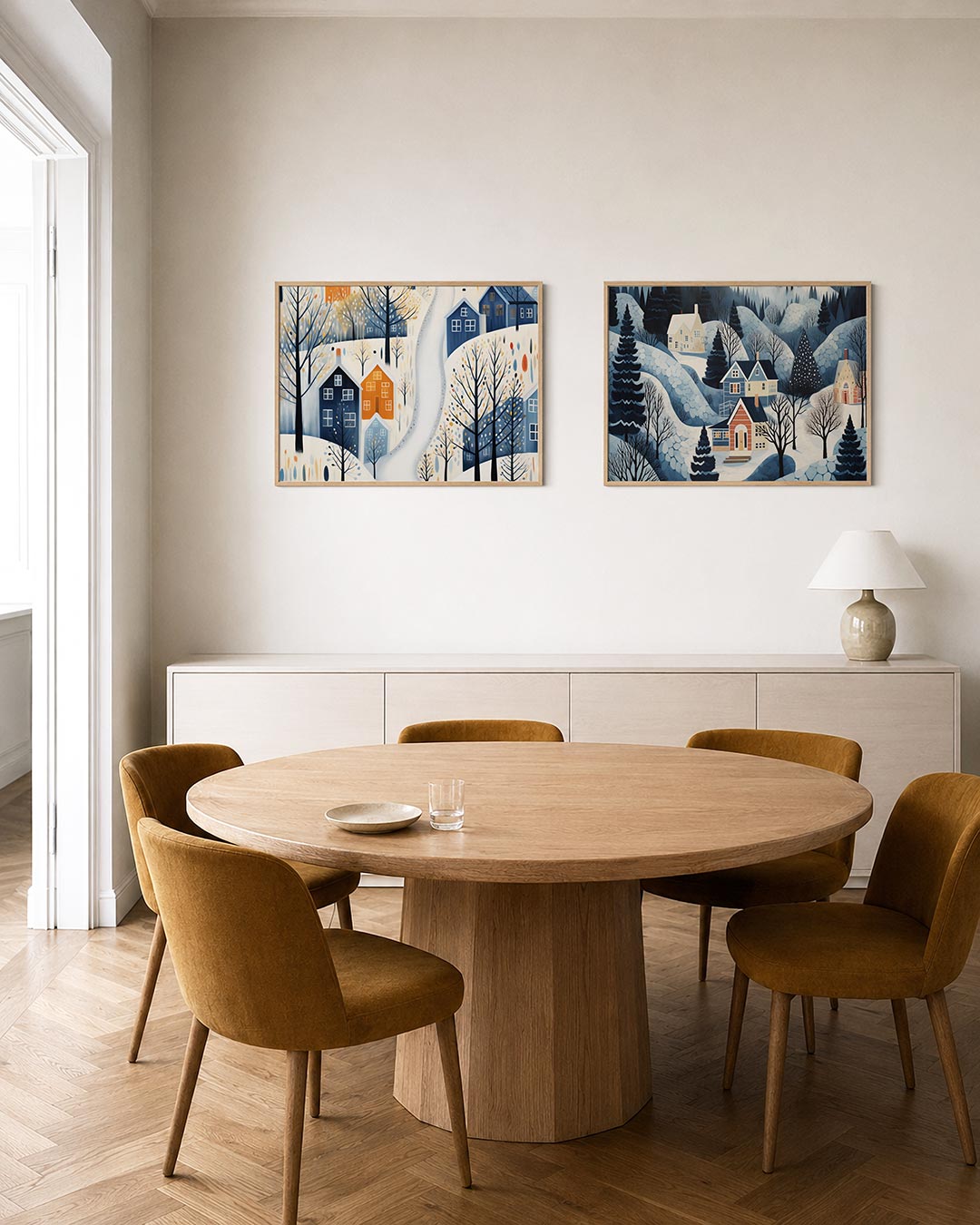 Interieurpresentatie van twee posters met een charmant dorp in de sneeuw