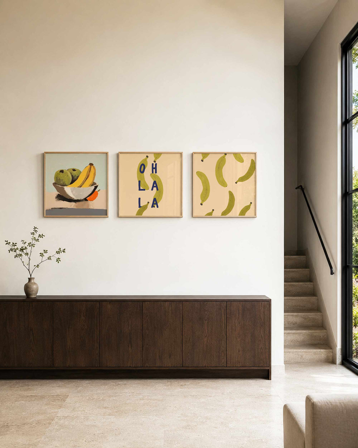 Interieurpresentatie van een driedelige vierkante posterset met bananen en fruit