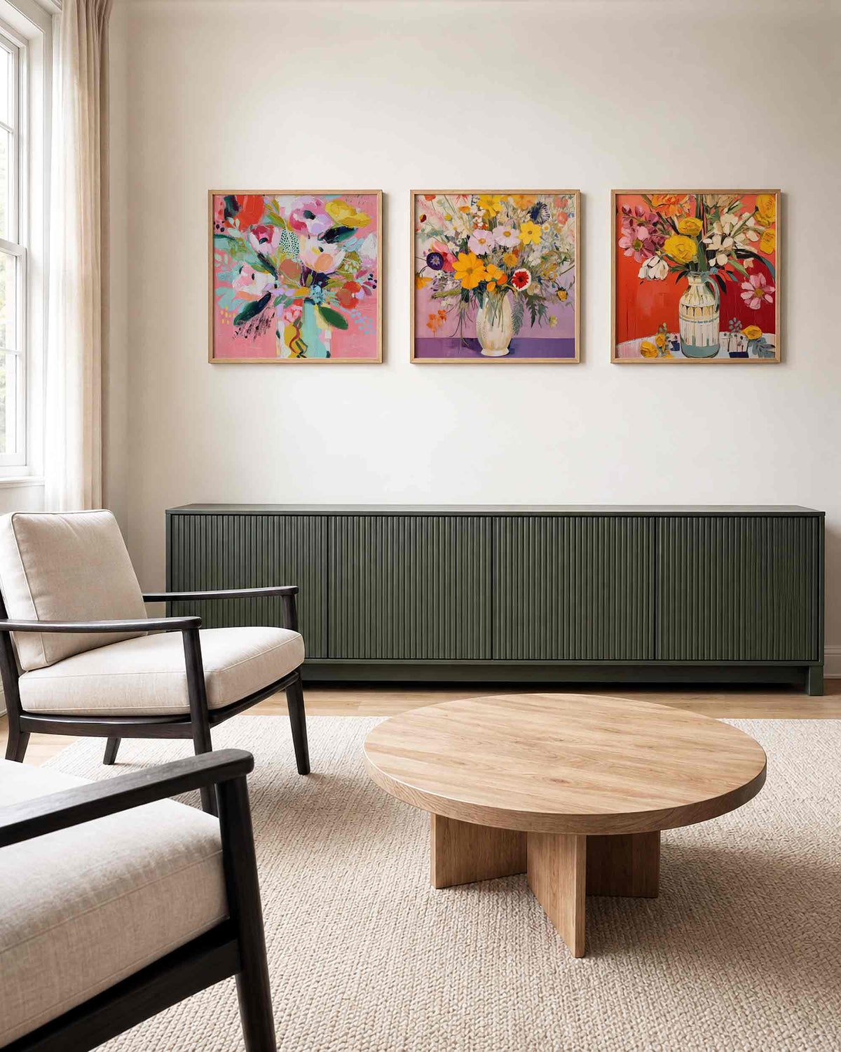 Interieurpresentatie van een driedelige vierkante posterset met kleurrijke bloemen