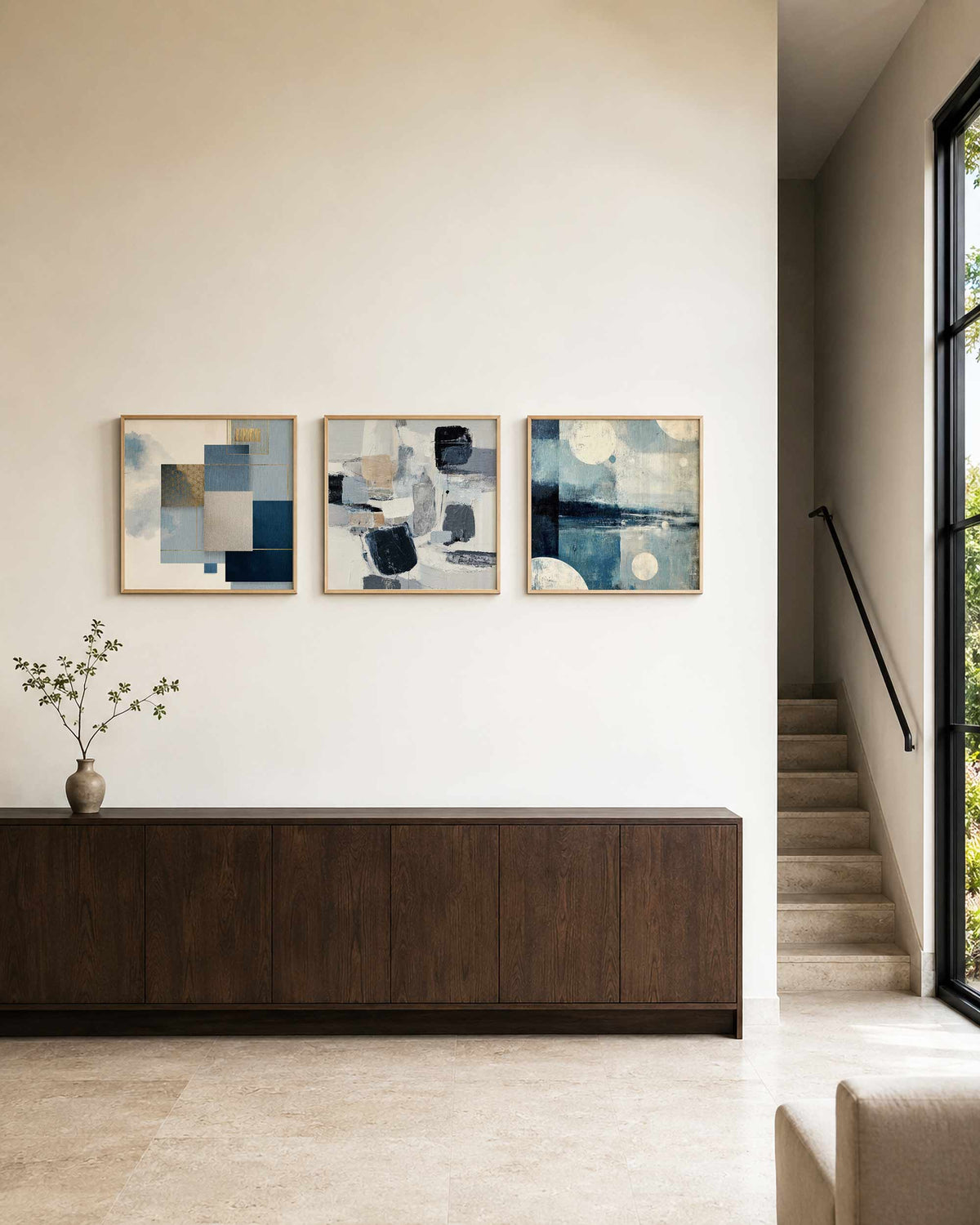 Interieurpresentatie van een driedelige vierkante posterset met abstract blauw grijs