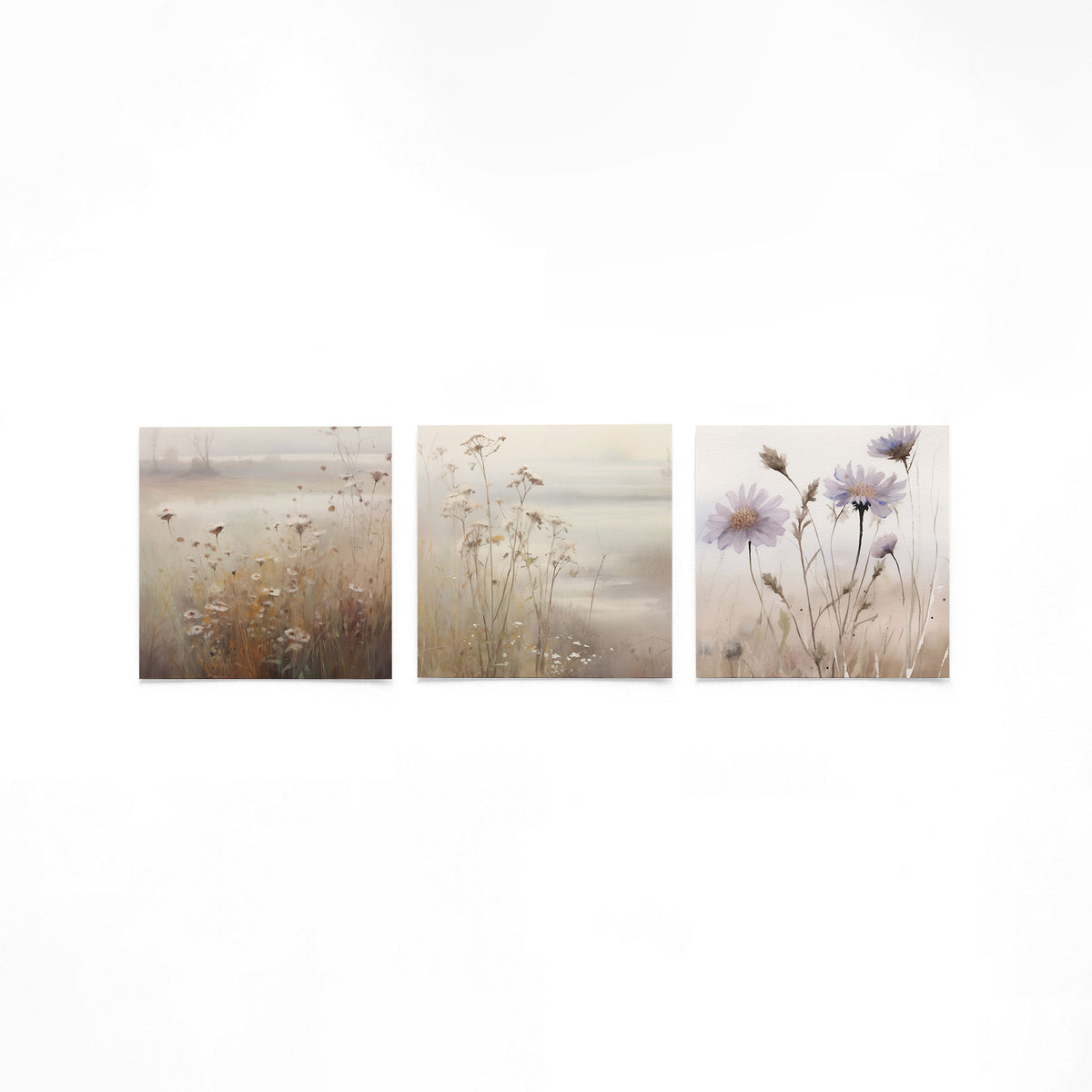 Drie vierkante posters met wilde bloemen op een gebroken witte achtergrond