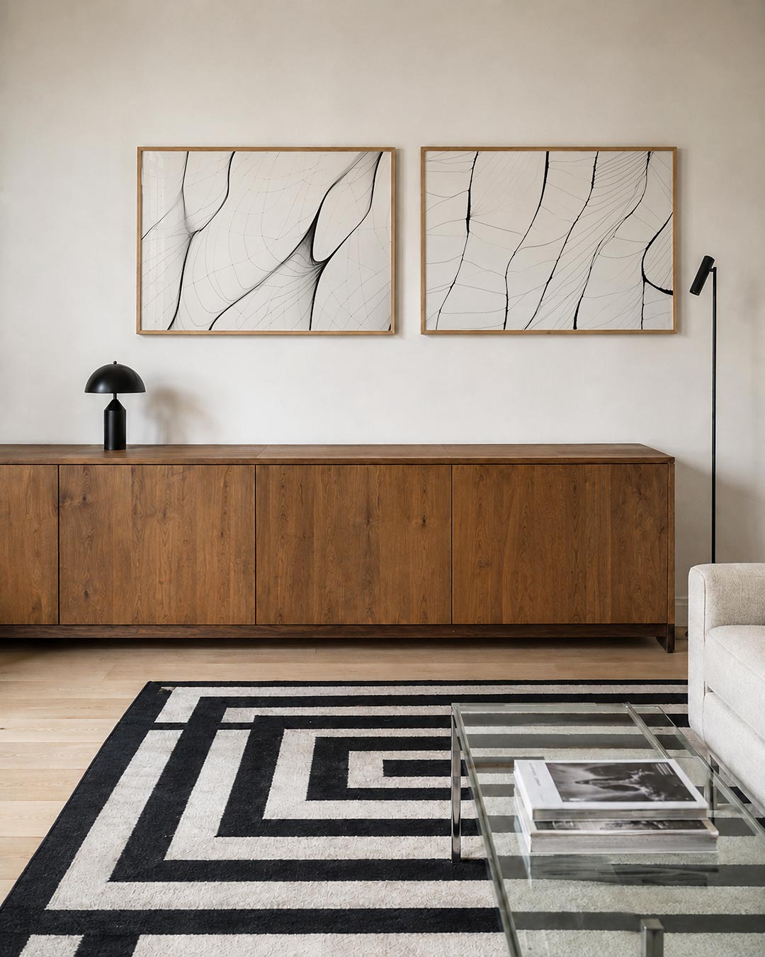 Twee liggende posters met fijne krommingen, aan de muur in een interieur