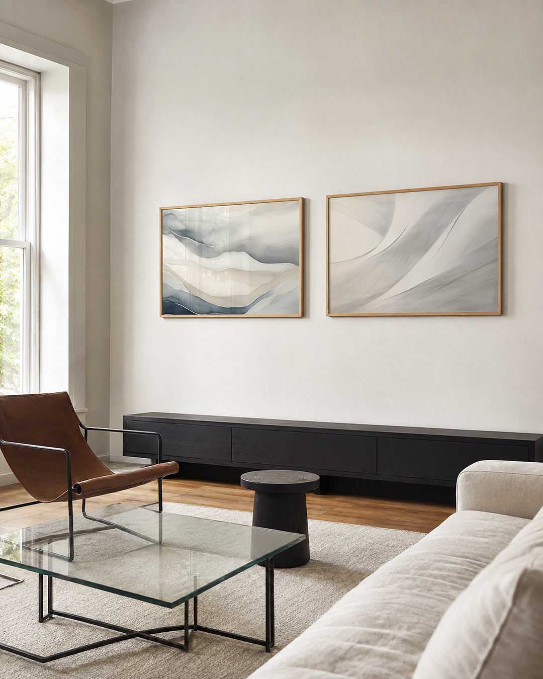 Tweedelige posterset met zachte, golvende lijnen in grijstinten en beige, getoond in een interieur