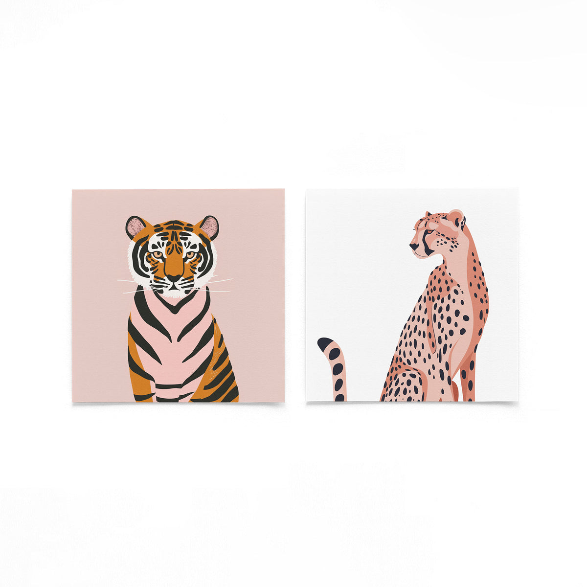 Twee vierkante posters met tijger en jachtluipaard op een gebroken witte achtergrond