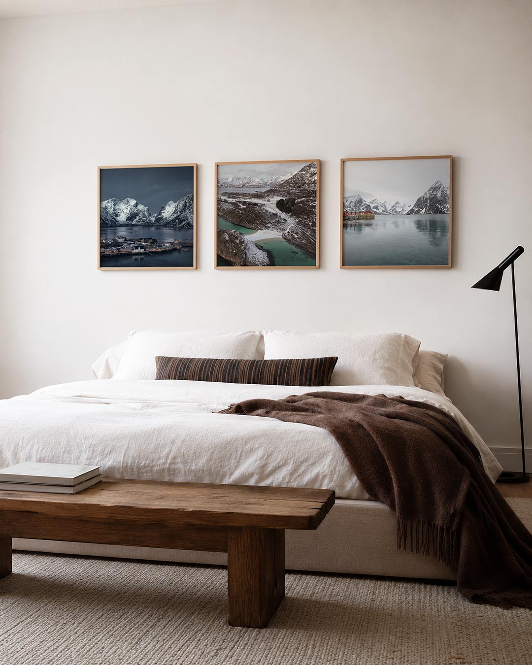 Interieur met vierkant fotografisch drieluik sneeuwbergen aan het fjord – Gerald Emming