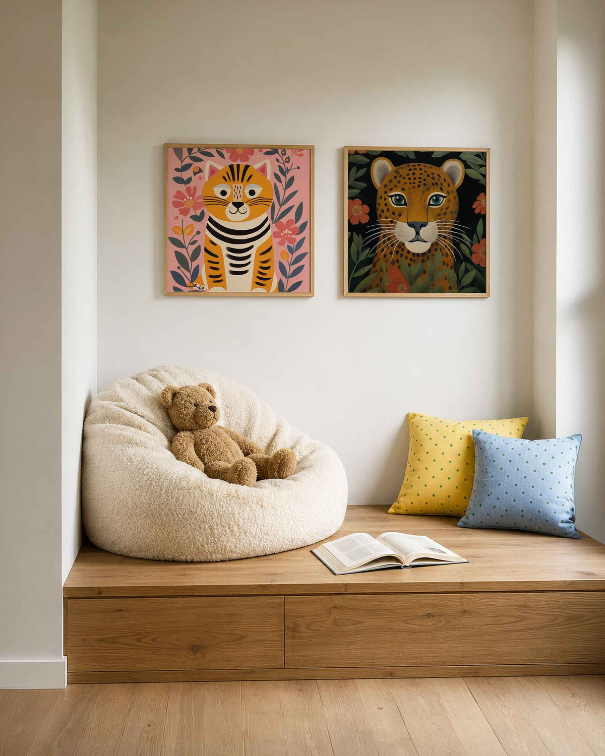 Interieurpresentatie van een tweedelige vierkante posterset met tijger en luipaard