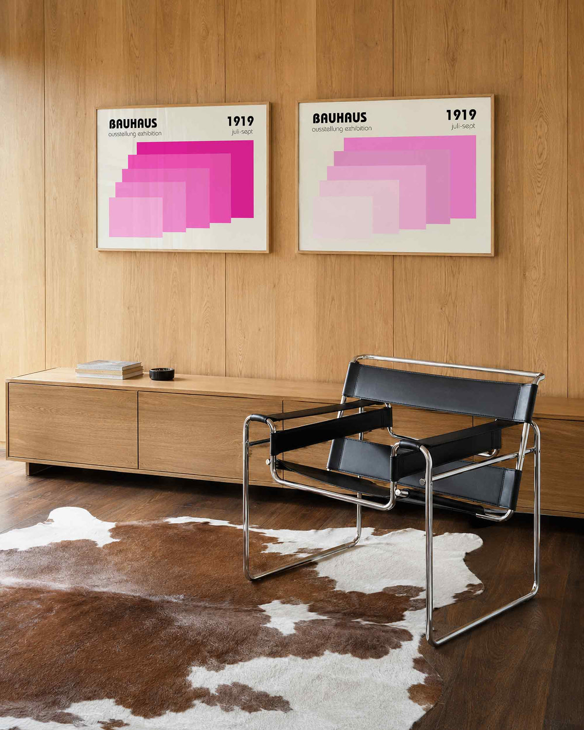 Interieurmockup van tweedelige landscape-posterset met roze trapvlakken en jaartal