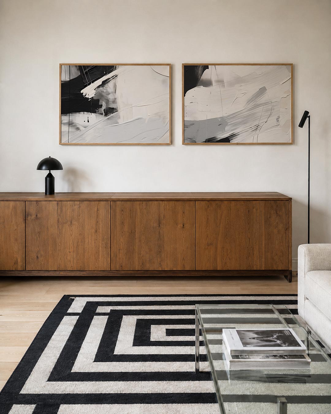 Twee liggende posters met een krachtig lijnenspel van zwart en wit, aan de muur in een interieur