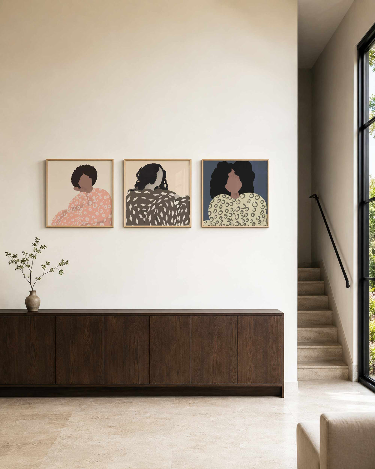 Interieurpresentatie van een driedelige vierkante posterset met vrouwelijke portretten