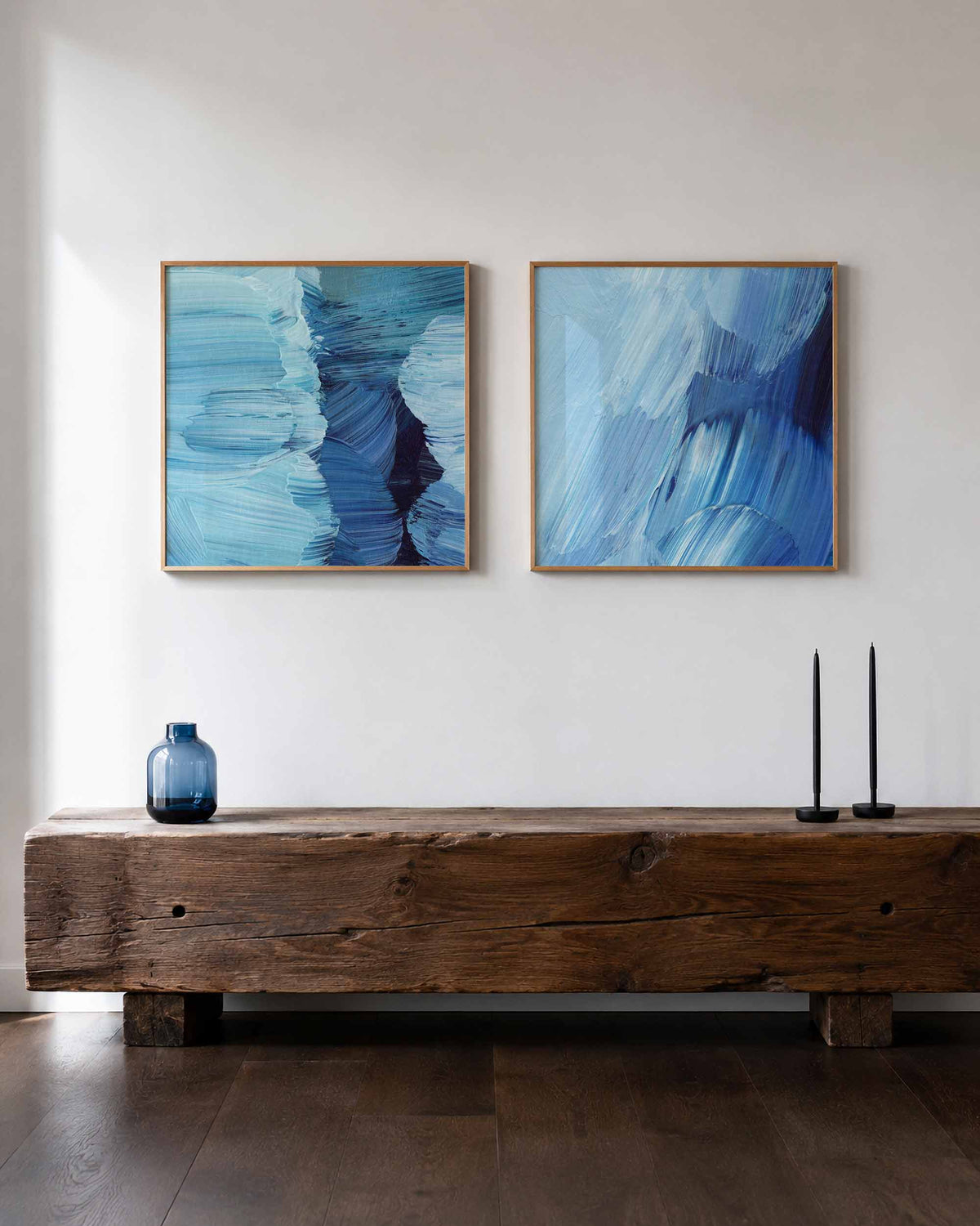 Interieurpresentatie van een tweedelige vierkante posterset met blauwe penseelstreken