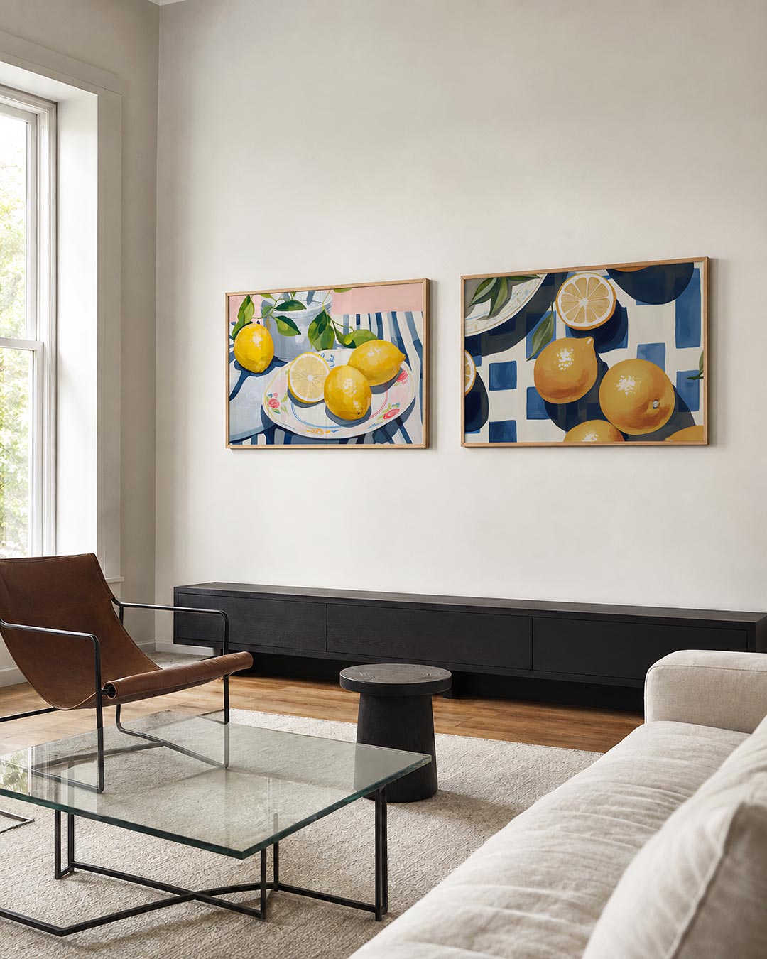 Interieurbeeld met twee liggende posters: gele citroenen op een decoratief bord
