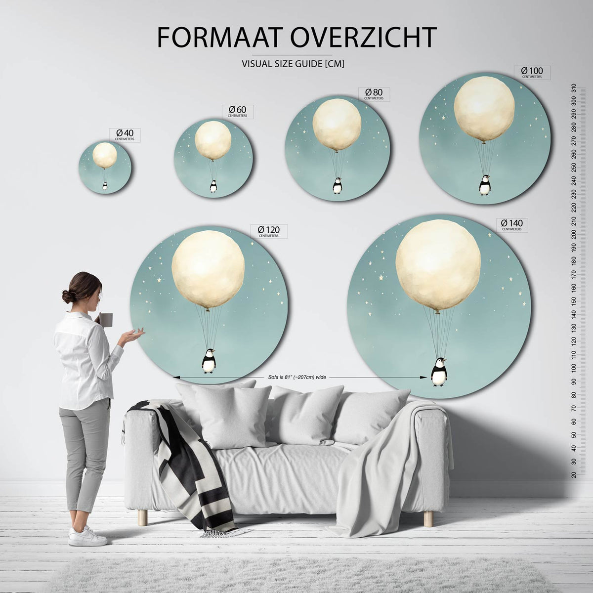 Pinguïn met ballon Muurcirkel – extra productweergave – Een pinguïn hangt aan een grote, beige ballon tegen een lichtblauwe