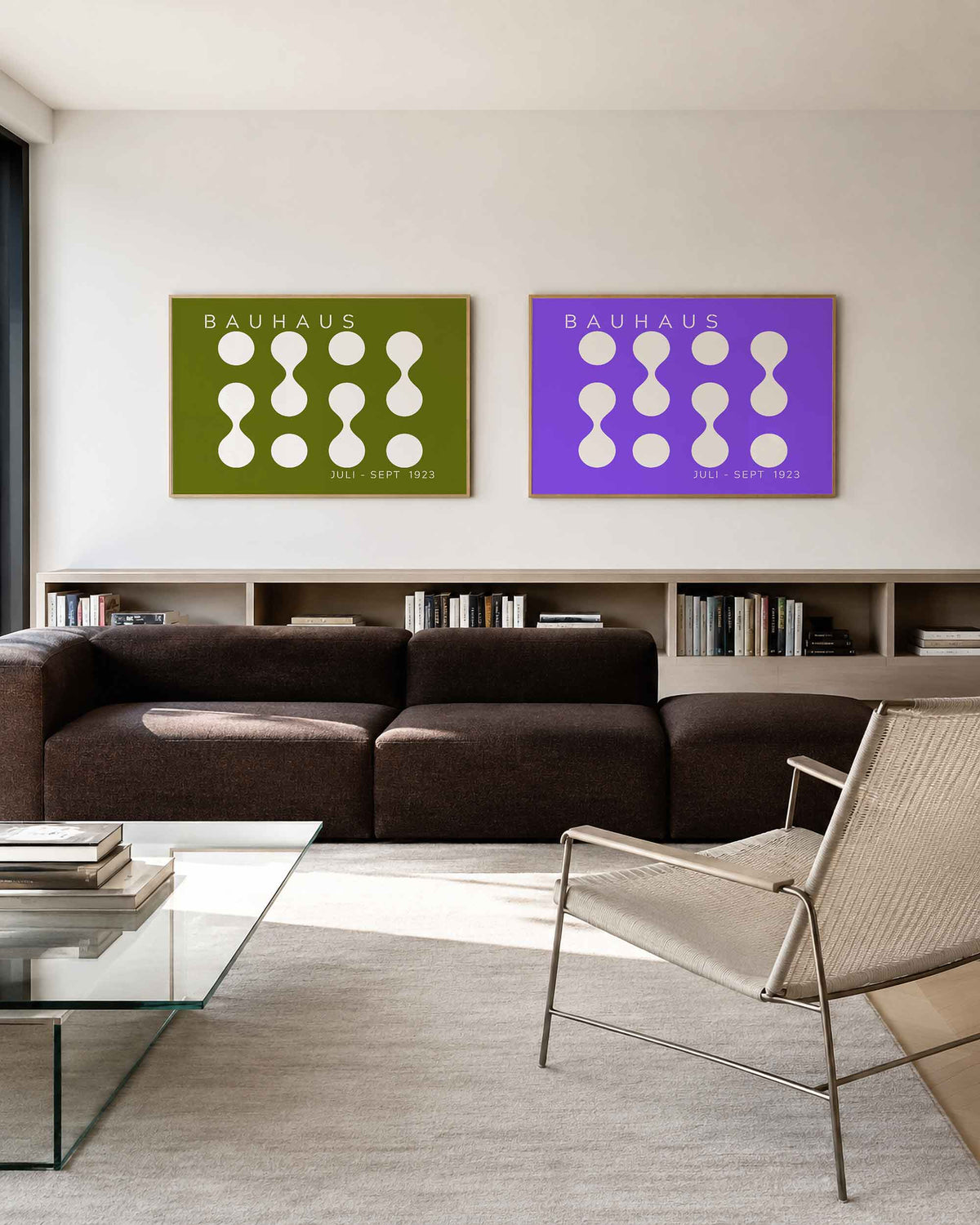Interieurmockup van tweedelige landscape-posterset met witte cirkels olijf en violet