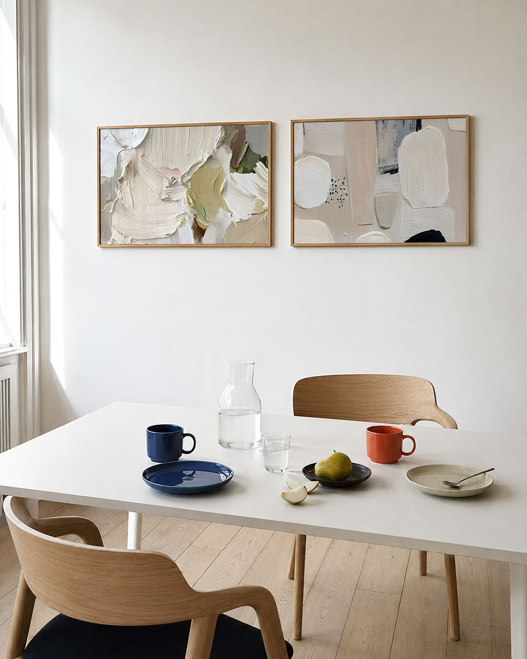 Tweedelige posterset met dikke verfstreken in zachte tinten, getoond in een interieur