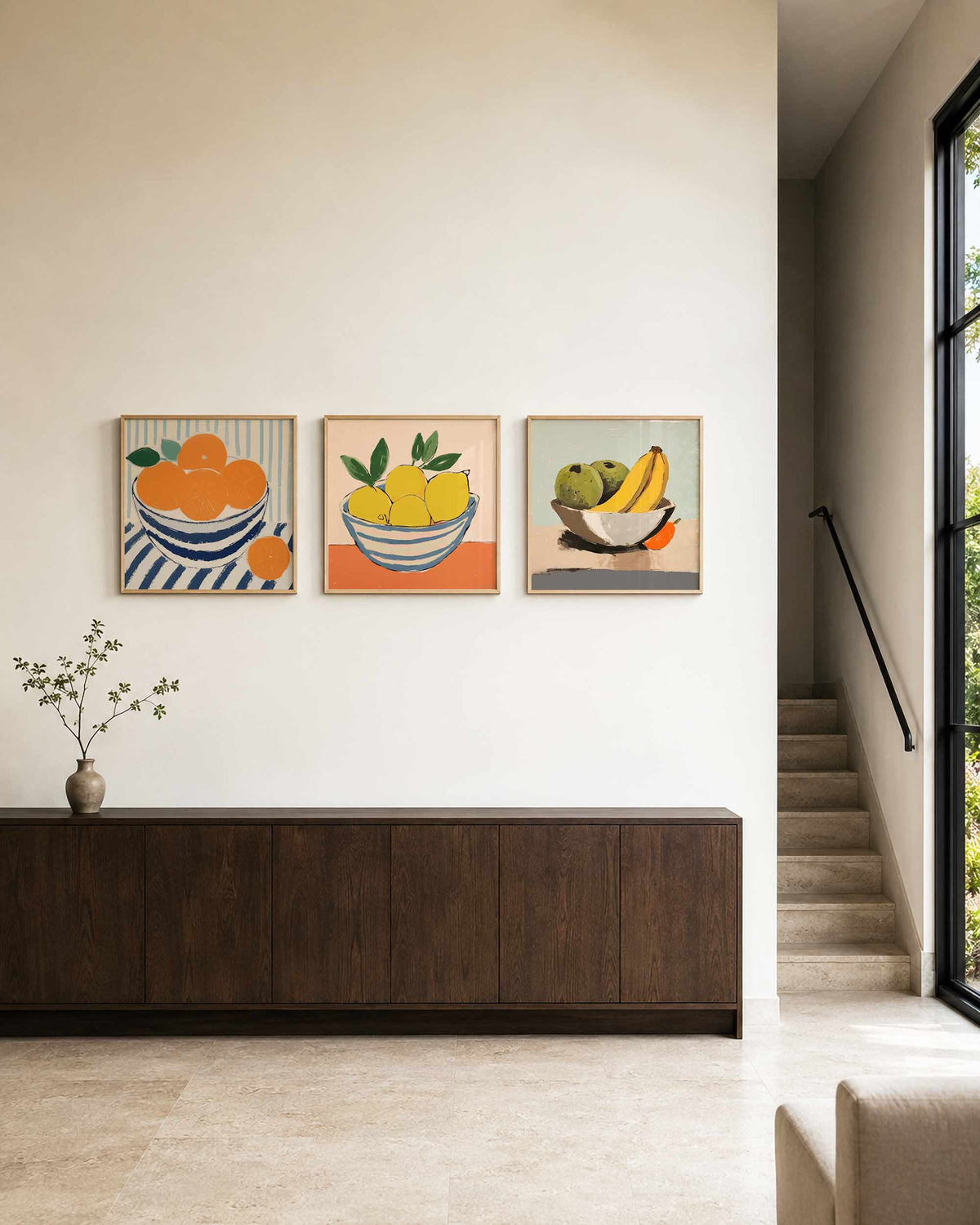 Interieurpresentatie van een driedelige vierkante posterset met citrus en fruit