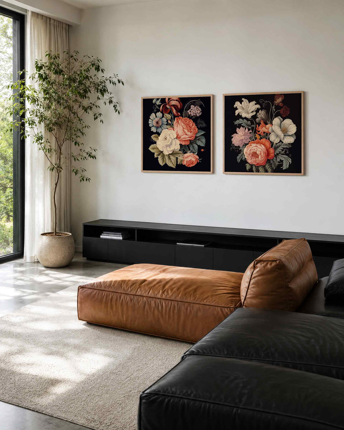 Interieurpresentatie van een tweedelige vierkante posterset met bloemen op zwarte achtergrond